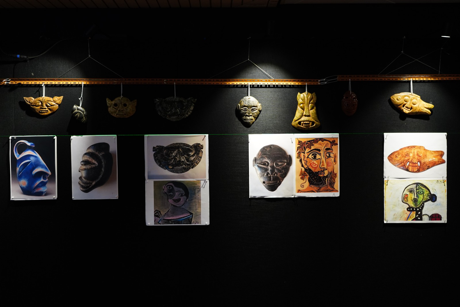 10月28日到11月2日期間，中國光彩事業基金會將於香港文化中心舉辦「史前面具文化展覽 」，展覽由本港資深收藏家蕭聖寬策展，展出共計超過五十餘件約5000年到7000年前的隕石和瑪瑙面具，以及數件與主題相關的藝術作品。（記者張夢薇攝）
