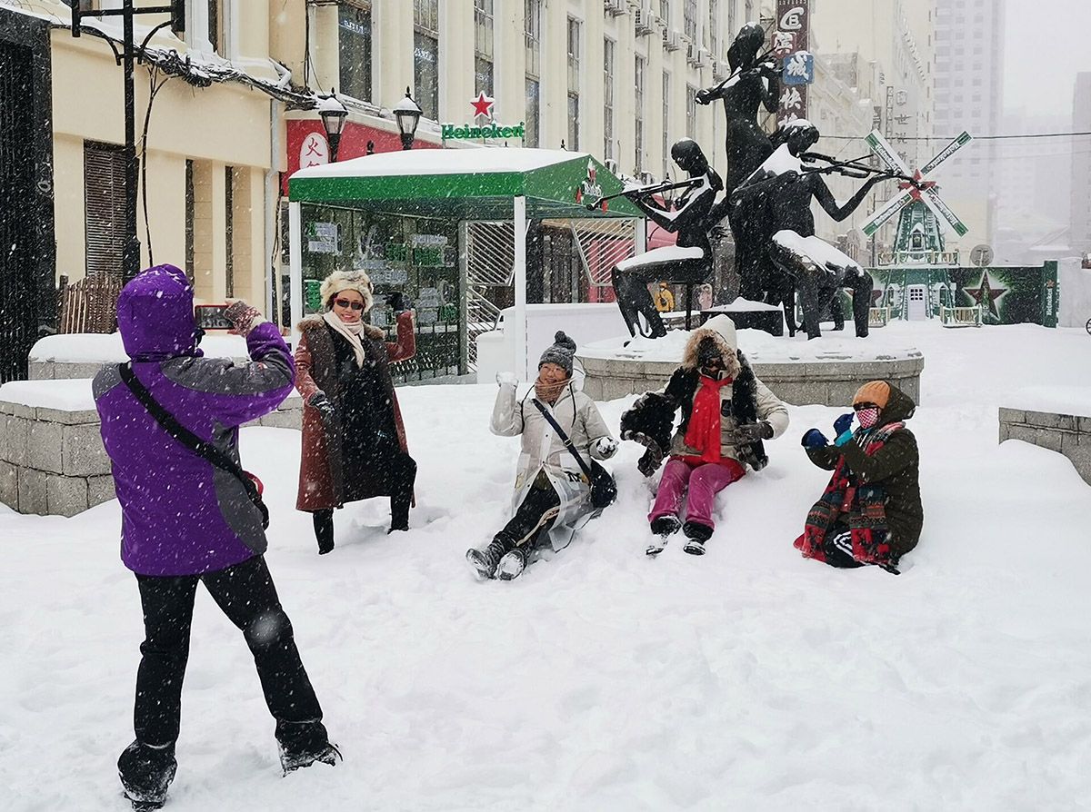 遊客在雪景中拍照打卡。記者吳千攝 遊客在雪景中拍照打卡。記者吳千攝