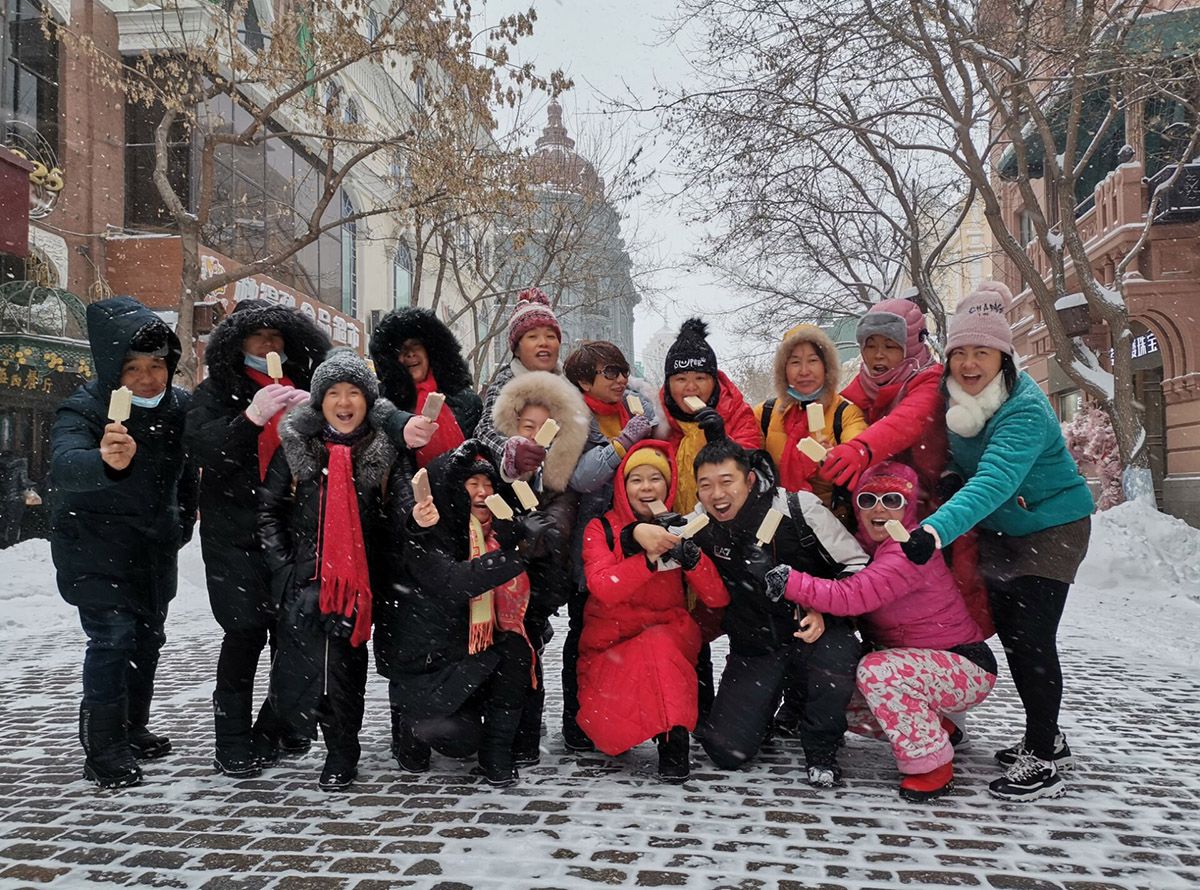 南方遊客在風雪中組團吃雪糕。記者吳千攝 南方遊客在風雪中組團吃雪糕。記者吳千攝
