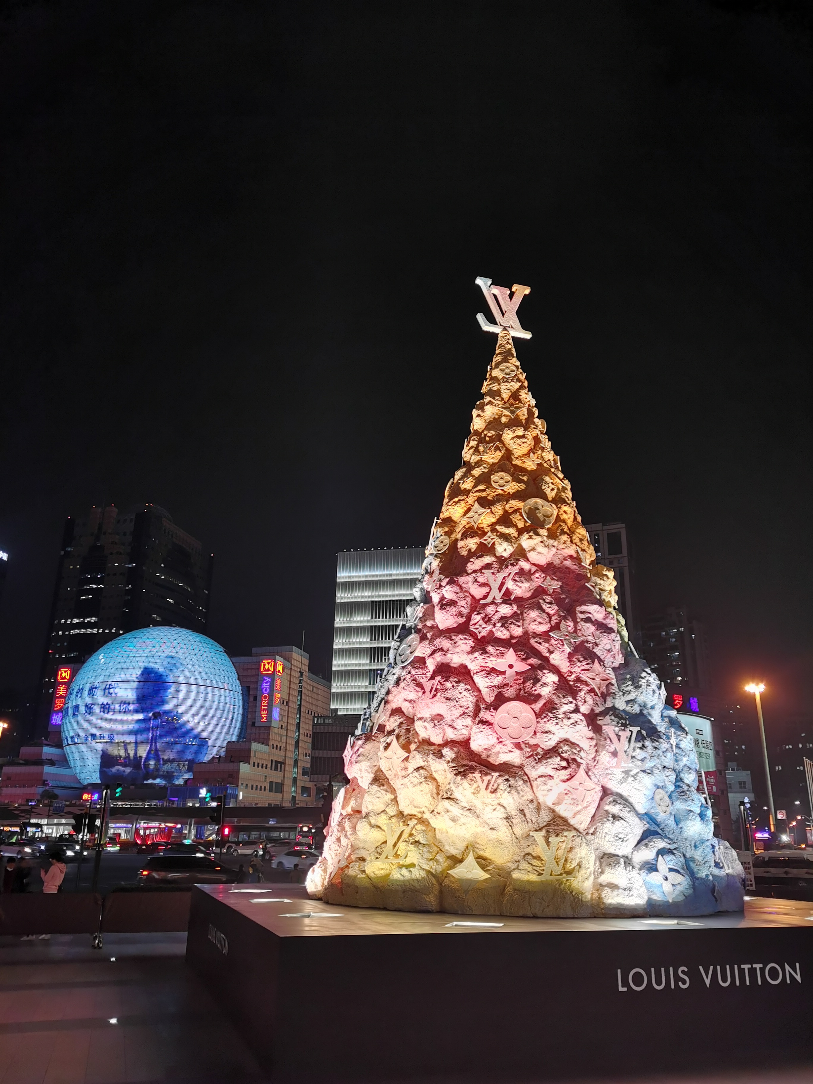 恒隆在上海最新打造的聖誕樹(記者張帆攝)