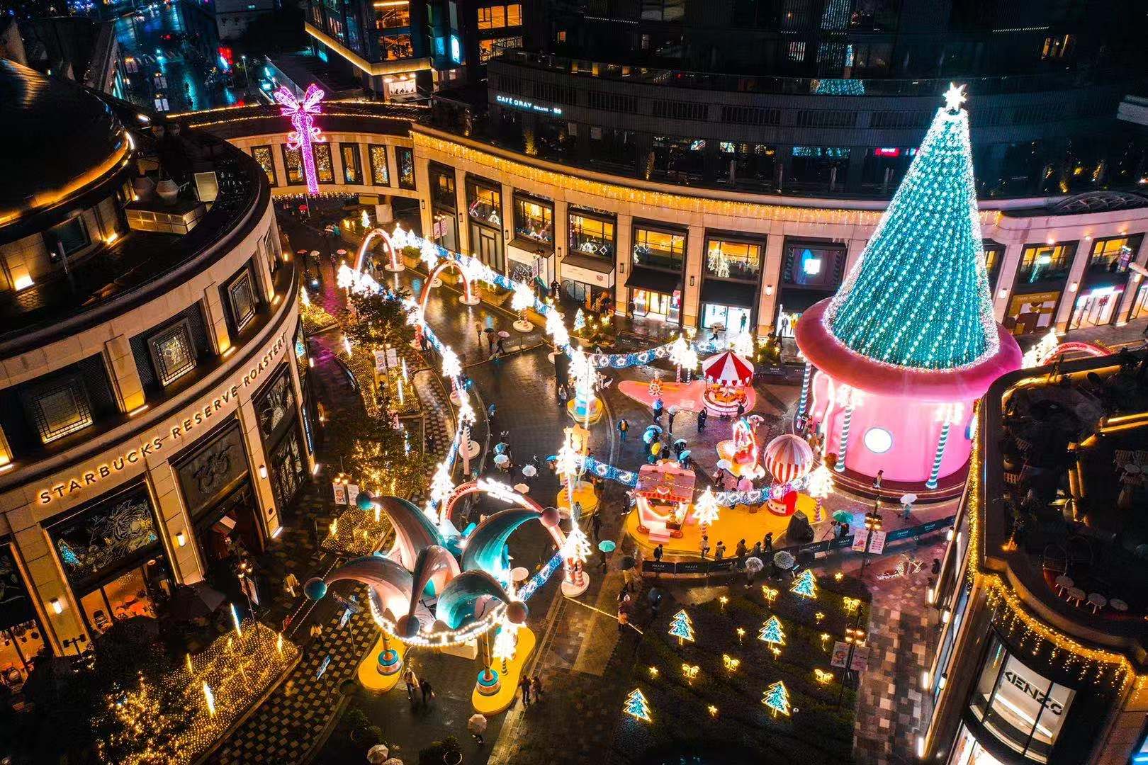 港人巧心思為上海冬日帶來溫暖，這是興業太古匯的聖誕亮燈(記者張帆攝)
