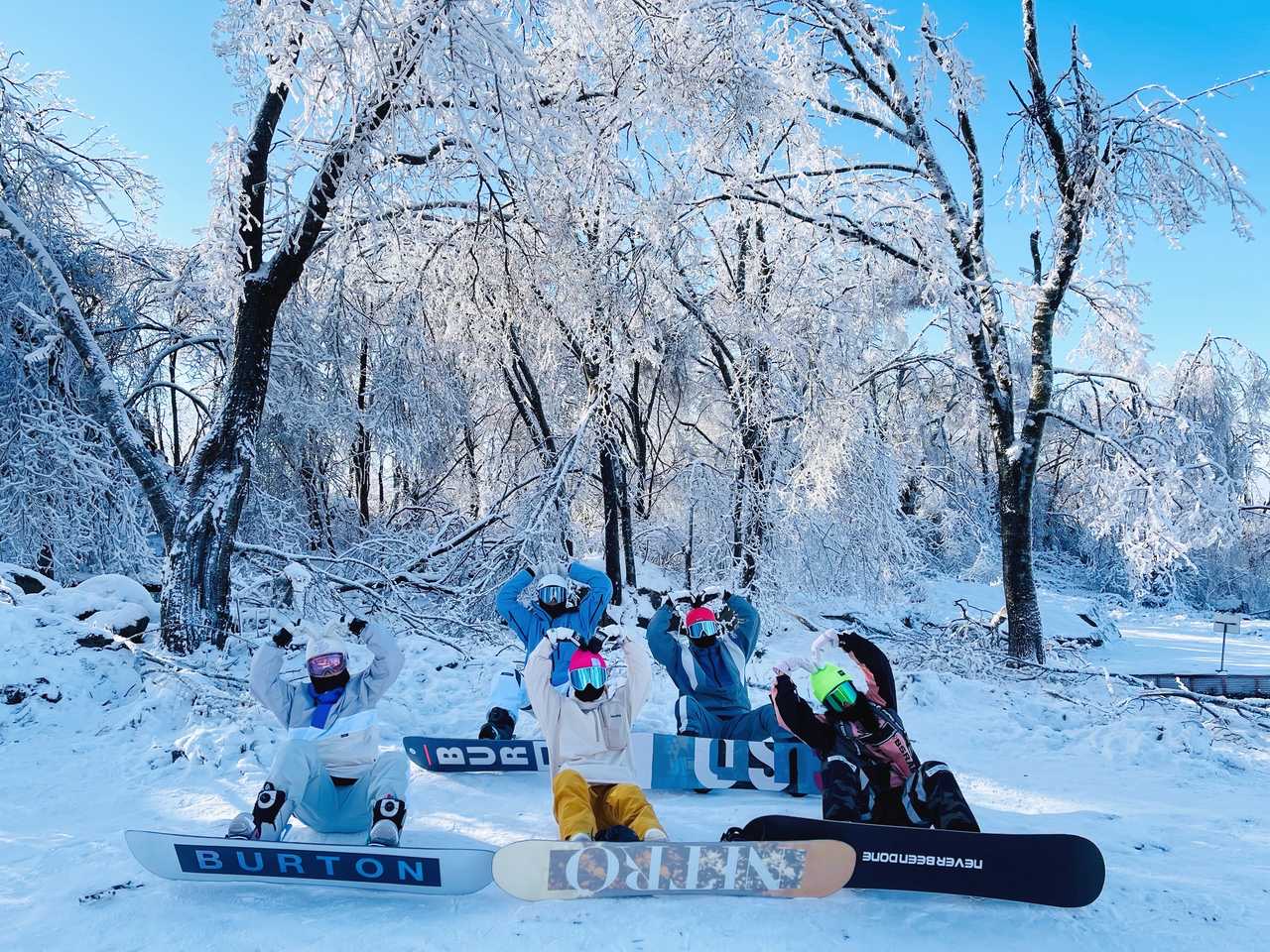 雪友與雪場霧淞合影。（香港文匯網記者盧冶 攝）