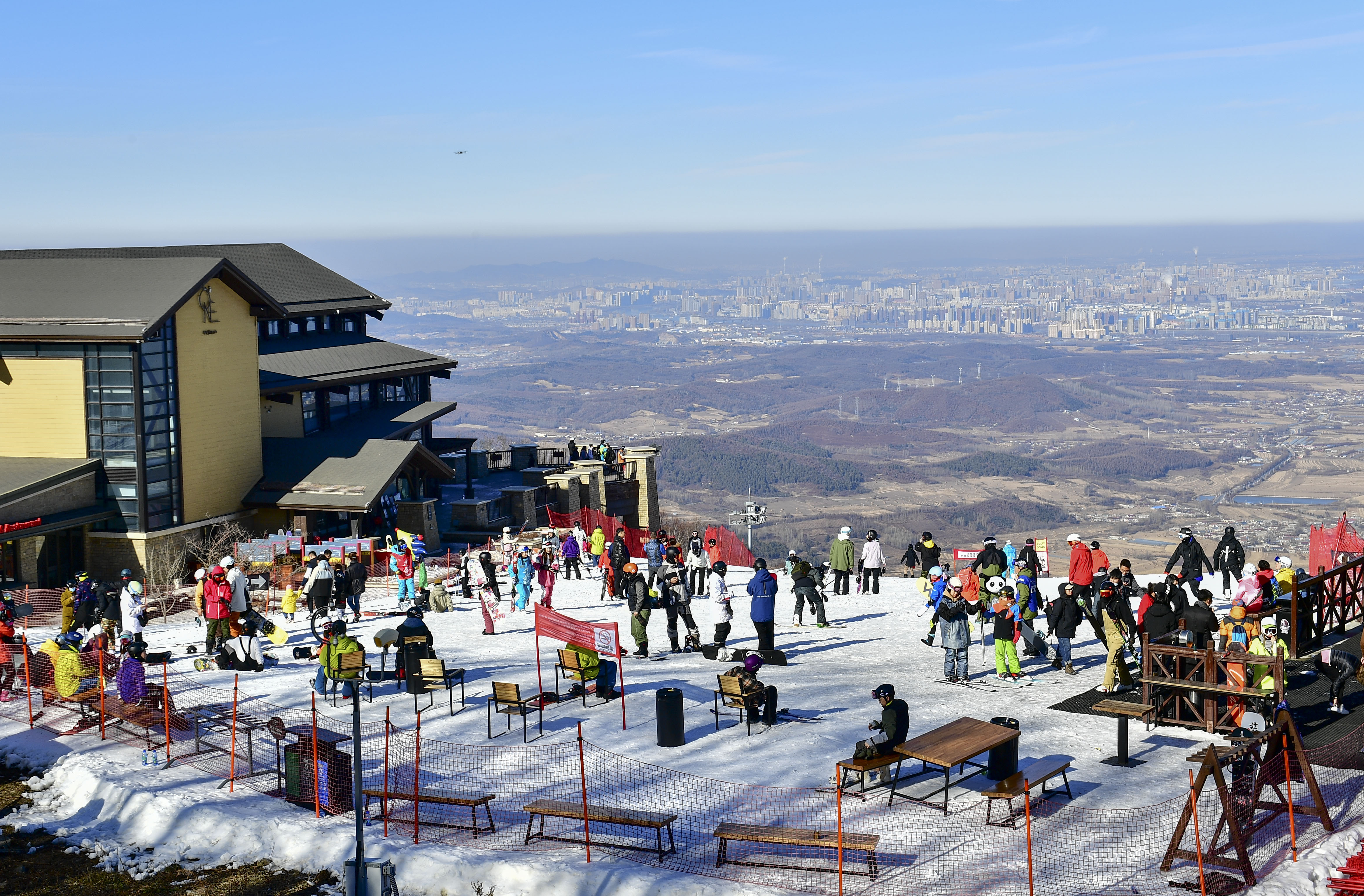 萬科松花湖滑雪場山頂的整裝區。（香港文匯網記者盧冶 攝）
