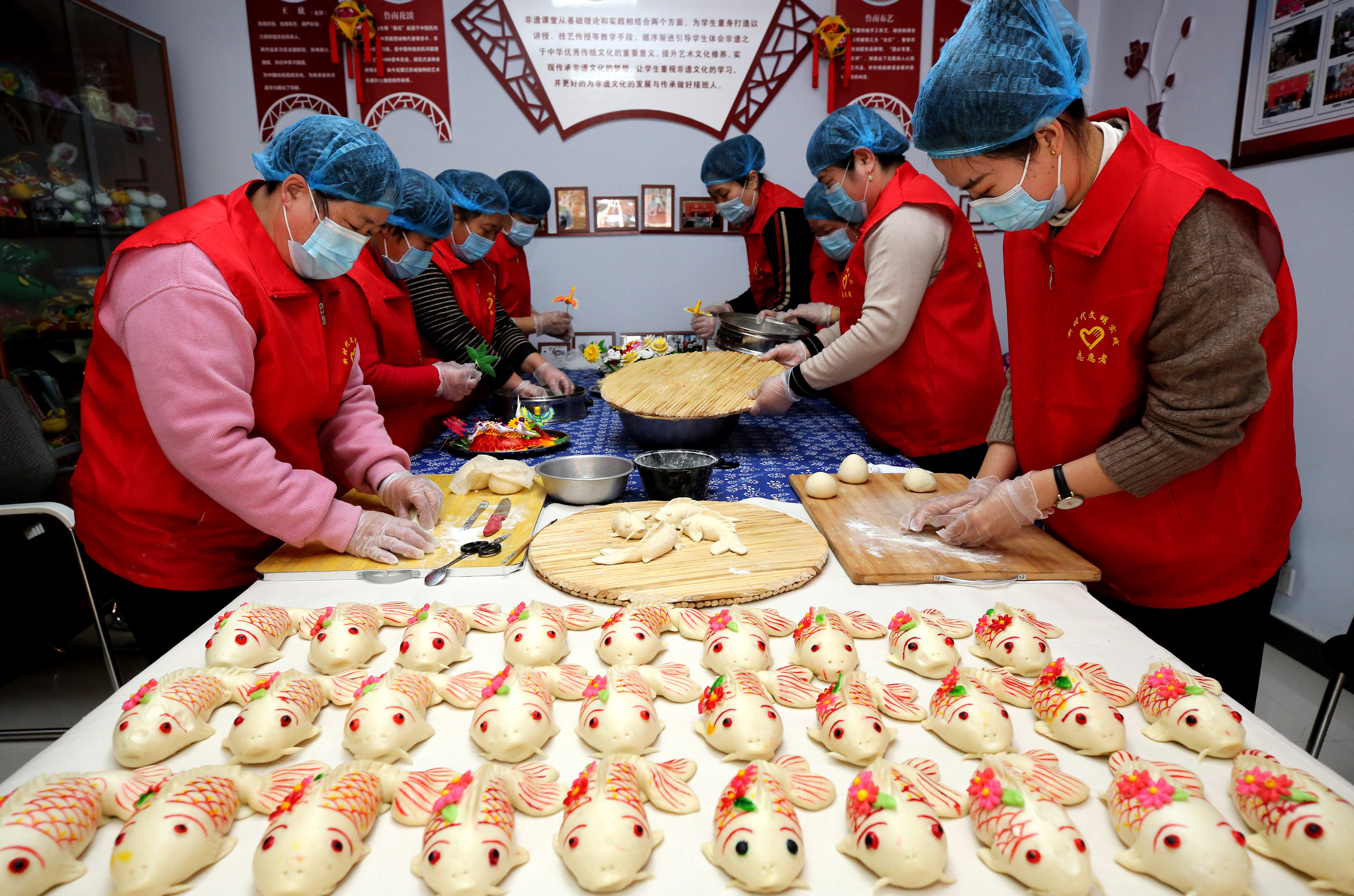 2月2日，山東省棗莊市龍山路街道志願者在製作迎春「魚」（香港文匯網記者吉喆 攝）
