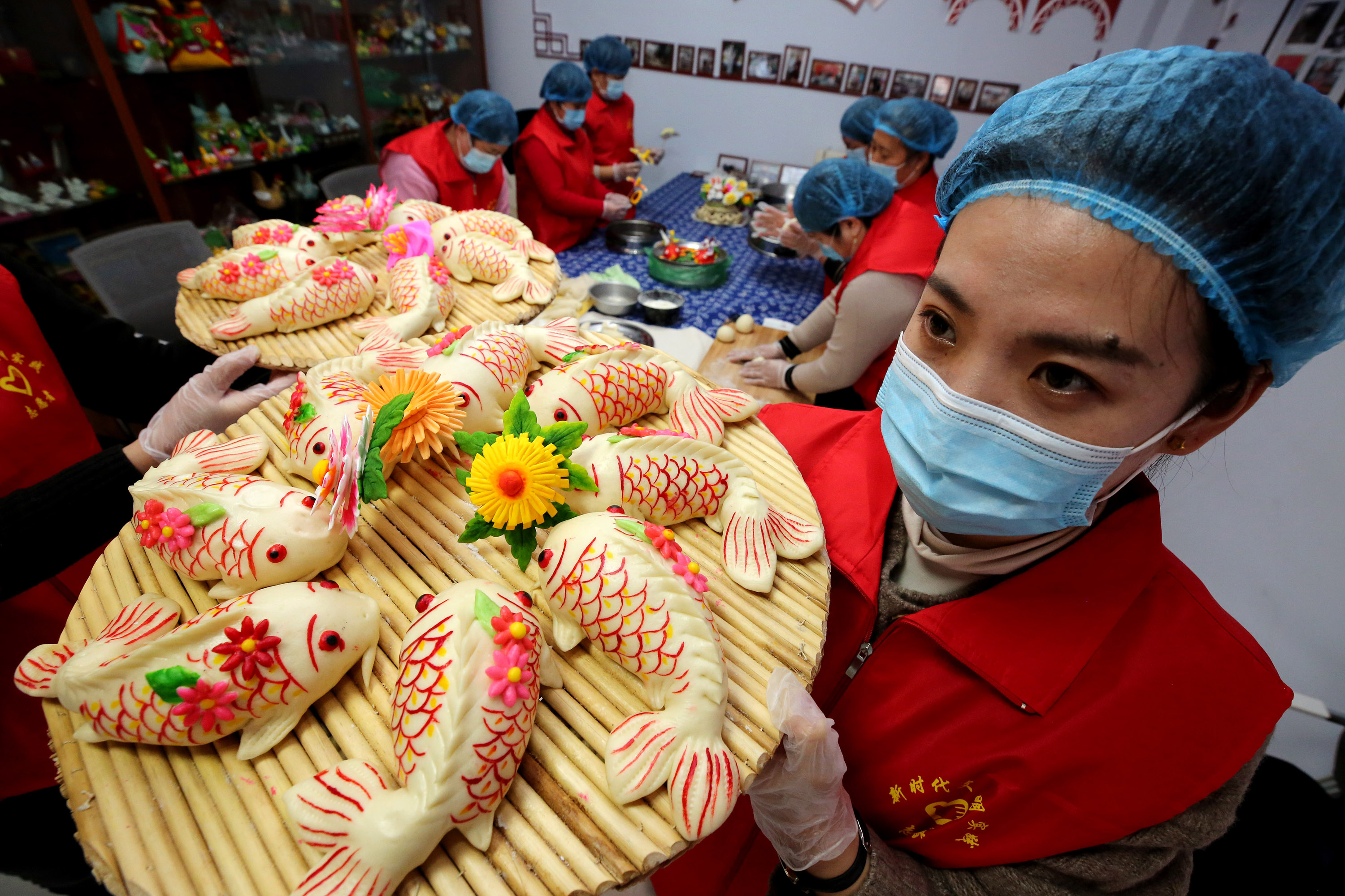 2月2日，山東省棗莊市龍山路街道志願者在製作迎春「魚」（香港文匯網記者吉喆 攝）