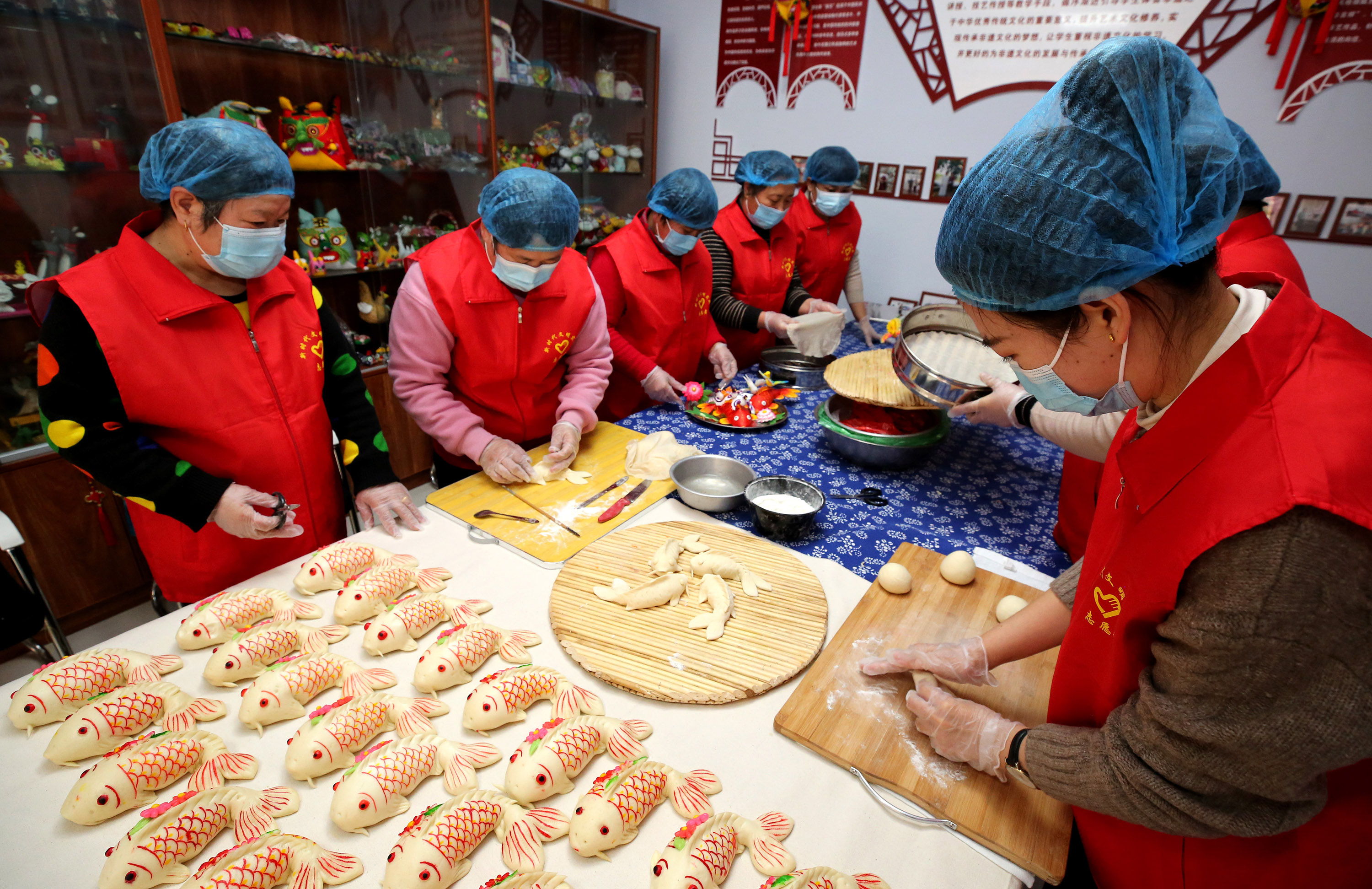 2月2日，山東省棗莊市龍山路街道志願者在製作迎春「魚」（香港文匯網記者吉喆 攝）