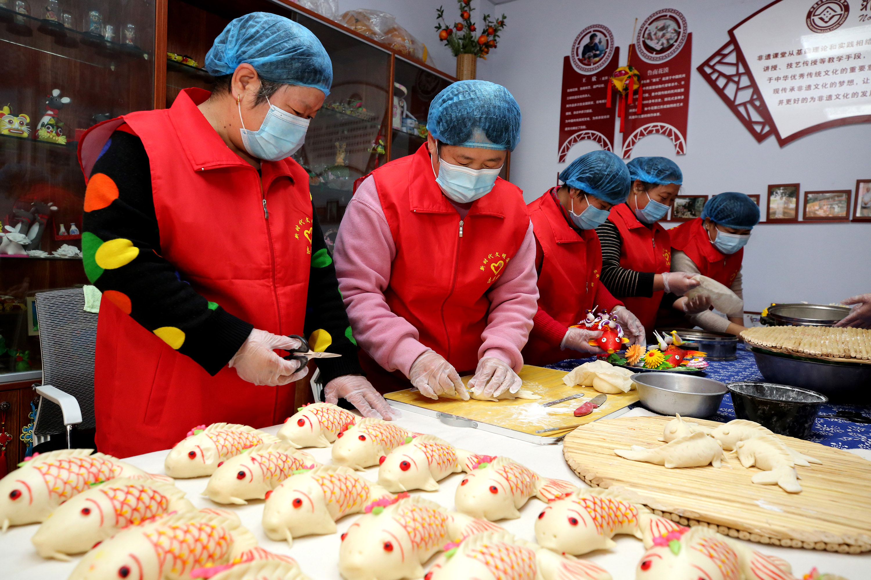 2月2日，山東省棗莊市龍山路街道志願者在製作迎春「魚」（香港文匯網記者吉喆 攝）