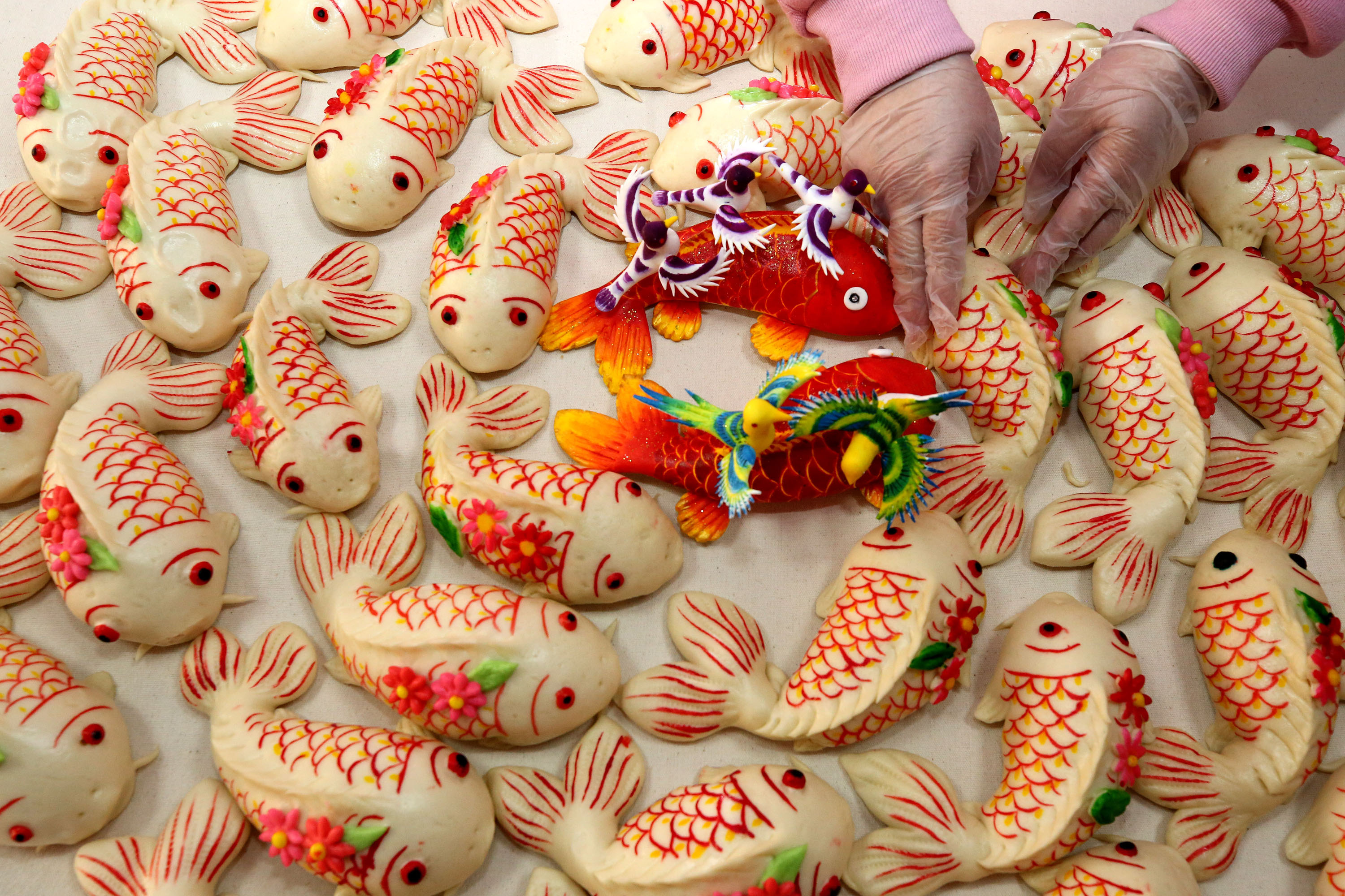 2月2日，山東省棗莊市龍山路街道志願者在製作迎春「魚」（香港文匯網記者吉喆 攝）