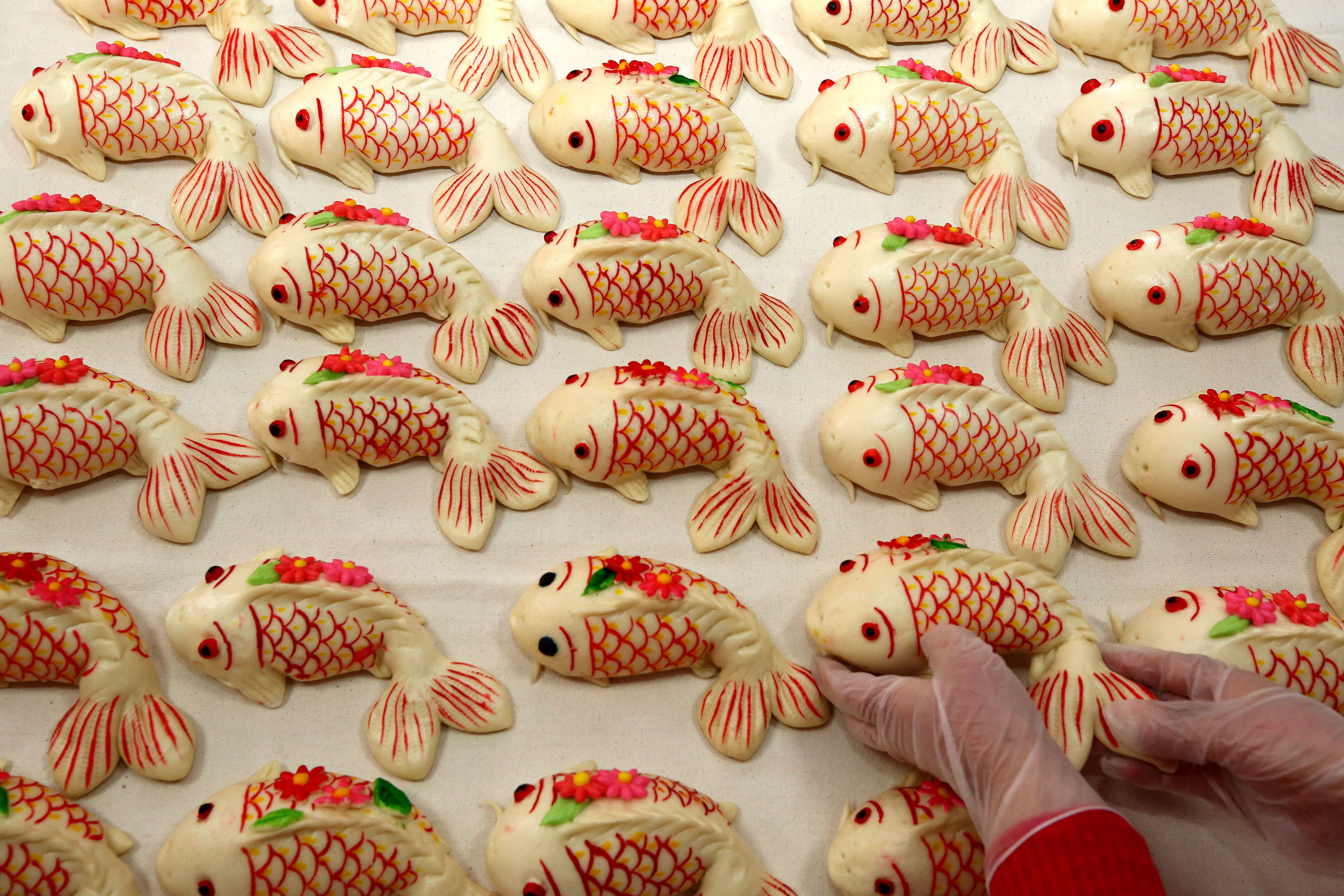 2月2日，山東省棗莊市龍山路街道志願者在製作迎春「魚」（香港文匯網記者吉喆 攝）