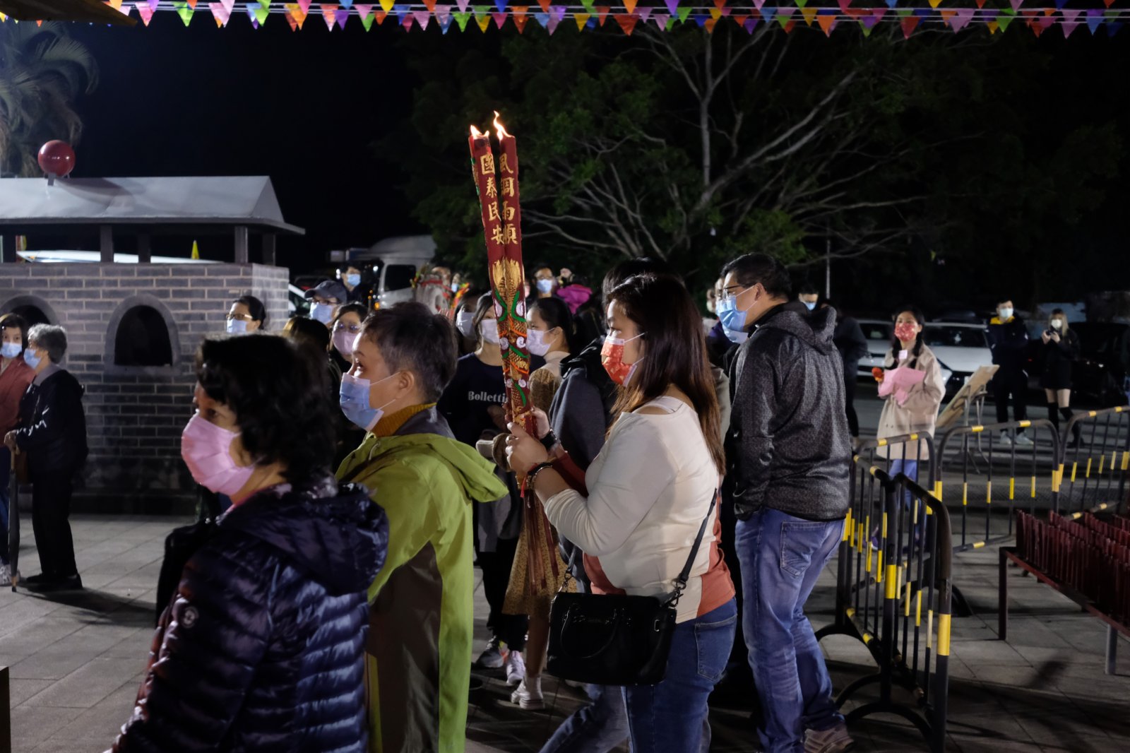 每逢春節,位於香港元朗錦田的八鄉古廟都會有很多善信前來上頭炷香,寓意新一年有一個好的開頭。其中會放鞭炮,上香拜神等,極富傳統春節氣氛。(點新聞記者麥俊傑攝) 每逢春節,位於香港元朗錦田的八鄉古廟都會有很多善信前來上頭炷香,寓意新一年有一個好的開頭。其中會放鞭炮,上香拜神等,極富傳統春節氣氛。(點新聞記者麥俊傑攝)