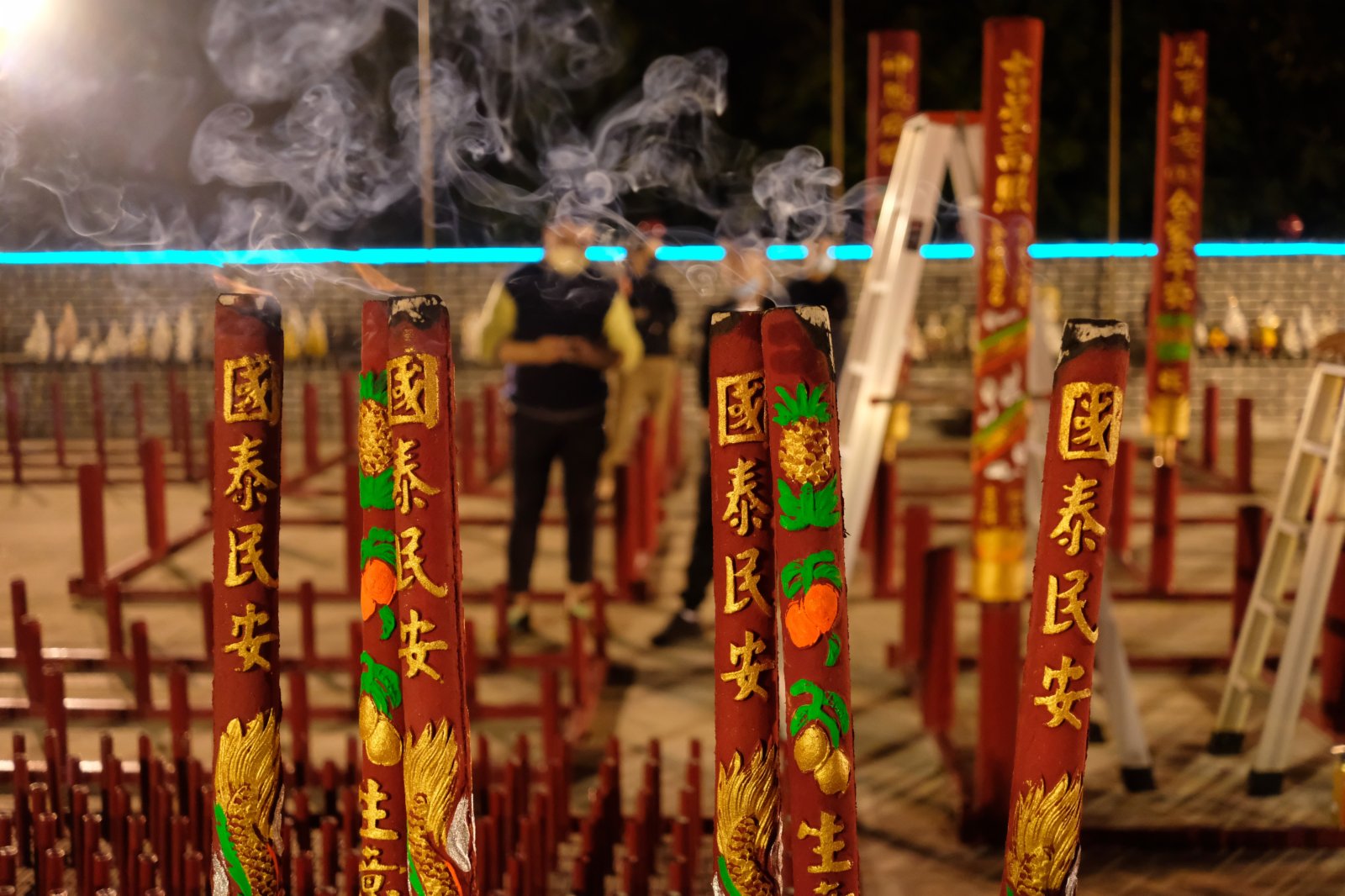 每逢春節,位於香港元朗錦田的八鄉古廟都會有很多善信前來上頭炷香,寓意新一年有一個好的開頭。其中會放鞭炮,上香拜神等,極富傳統春節氣氛。(點新聞記者麥俊傑攝) 每逢春節,位於香港元朗錦田的八鄉古廟都會有很多善信前來上頭炷香,寓意新一年有一個好的開頭。其中會放鞭炮,上香拜神等,極富傳統春節氣氛。(點新聞記者麥俊傑攝)