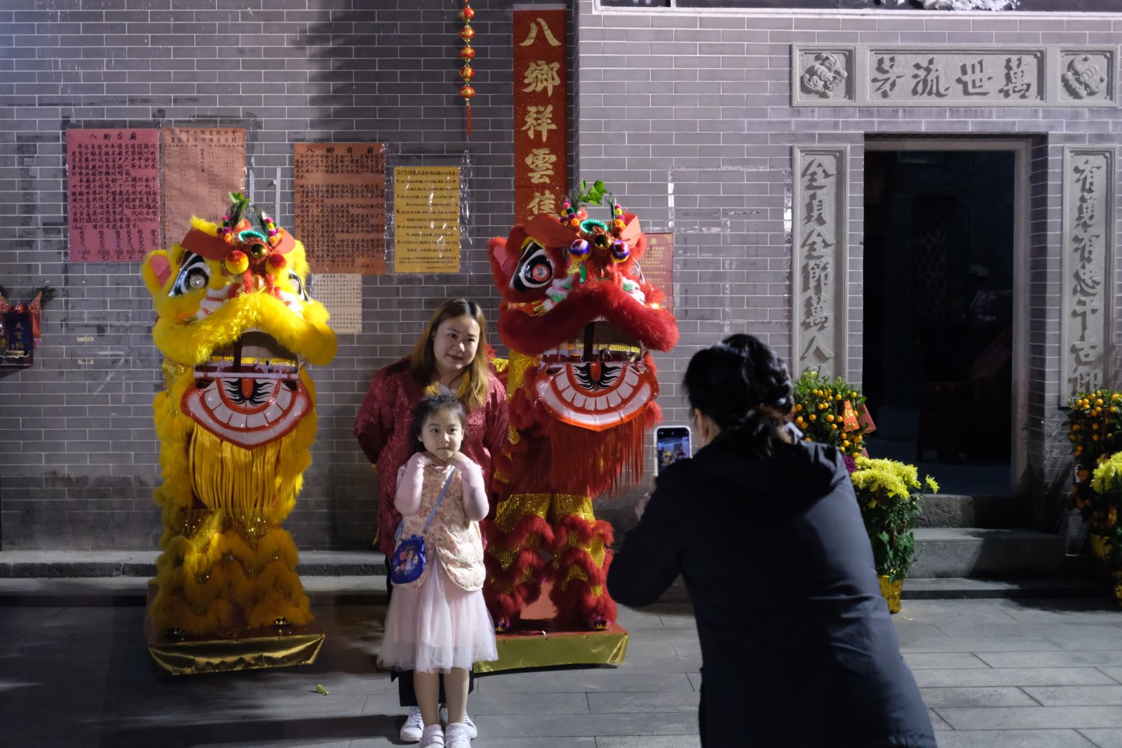 每逢春節,位於香港元朗錦田的八鄉古廟都會有很多善信前來上頭炷香,寓意新一年有一個好的開頭。其中會放鞭炮,上香拜神等,極富傳統春節氣氛。(點新聞記者麥俊傑攝) 每逢春節,位於香港元朗錦田的八鄉古廟都會有很多善信前來上頭炷香,寓意新一年有一個好的開頭。其中會放鞭炮,上香拜神等,極富傳統春節氣氛。(點新聞記者麥俊傑攝)