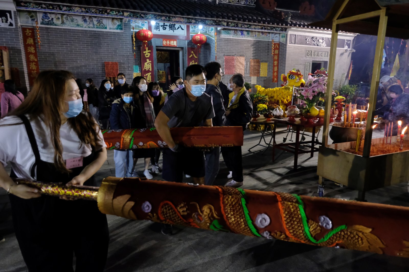 每逢春節,位於香港元朗錦田的八鄉古廟都會有很多善信前來上頭炷香,寓意新一年有一個好的開頭。其中會放鞭炮,上香拜神等,極富傳統春節氣氛。(點新聞記者麥俊傑攝) 每逢春節,位於香港元朗錦田的八鄉古廟都會有很多善信前來上頭炷香,寓意新一年有一個好的開頭。其中會放鞭炮,上香拜神等,極富傳統春節氣氛。(點新聞記者麥俊傑攝)