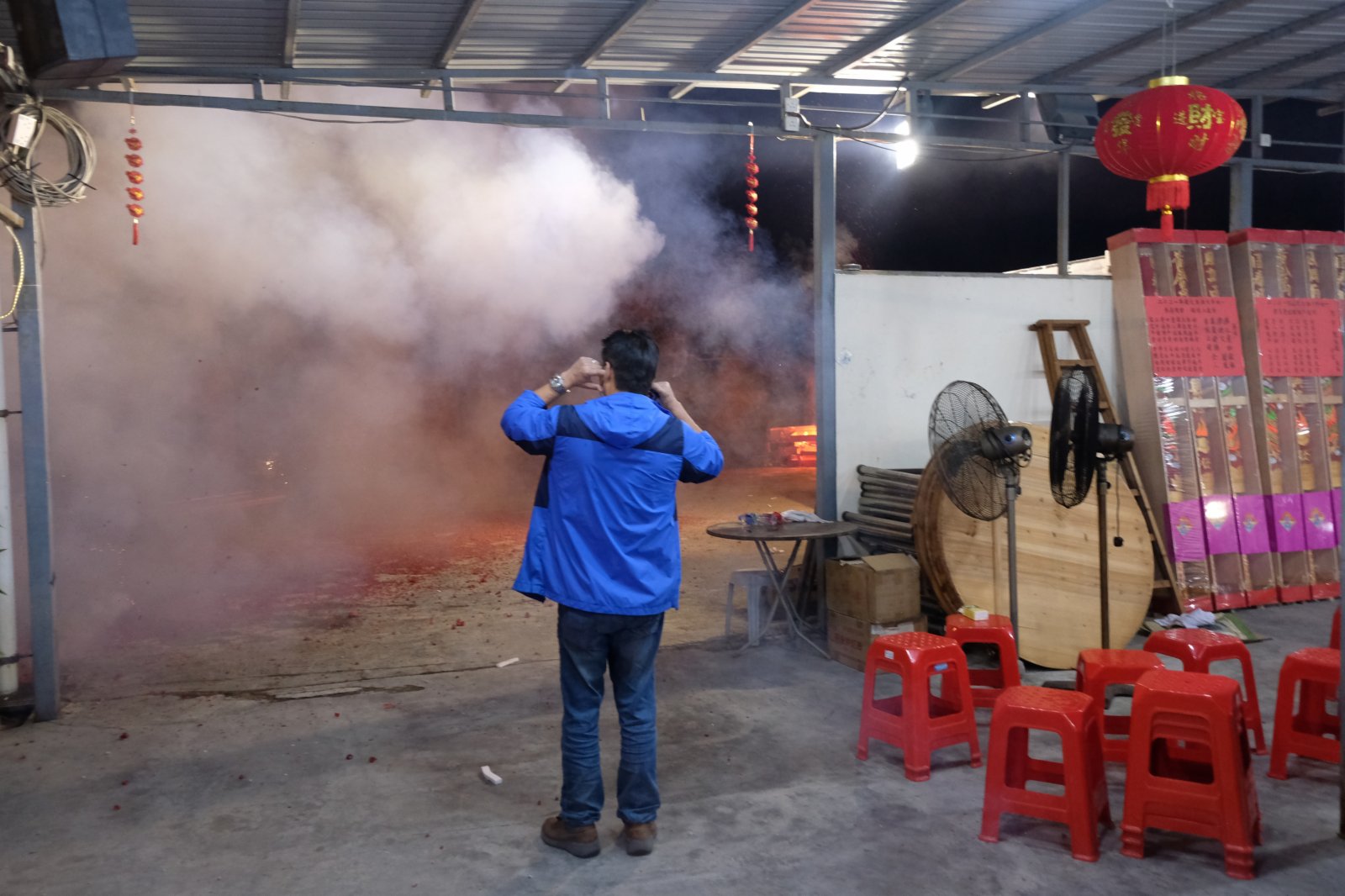 每逢春節,位於香港元朗錦田的八鄉古廟都會有很多善信前來上頭炷香,寓意新一年有一個好的開頭。其中會放鞭炮,上香拜神等,極富傳統春節氣氛。(點新聞記者麥俊傑攝) 每逢春節,位於香港元朗錦田的八鄉古廟都會有很多善信前來上頭炷香,寓意新一年有一個好的開頭。其中會放鞭炮,上香拜神等,極富傳統春節氣氛。(點新聞記者麥俊傑攝)