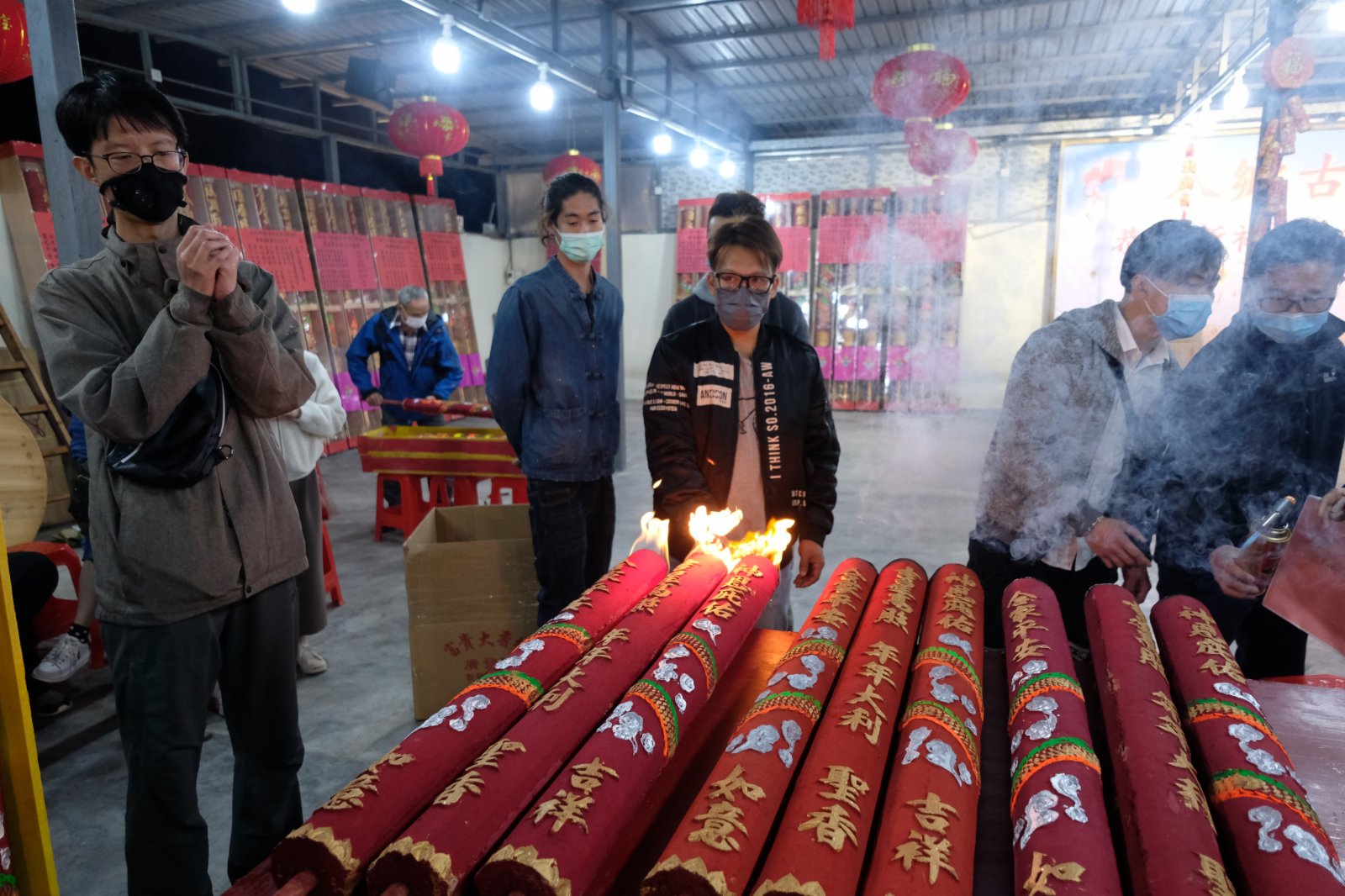 每逢春節,位於香港元朗錦田的八鄉古廟都會有很多善信前來上頭炷香,寓意新一年有一個好的開頭。其中會放鞭炮,上香拜神等,極富傳統春節氣氛。(大公文匯全媒體記者麥俊傑攝) 每逢春節,位於香港元朗錦田的八鄉古廟都會有很多善信前來上頭炷香,寓意新一年有一個好的開頭。其中會放鞭炮,上香拜神等,極富傳統春節氣氛。(大公文匯全媒體記者麥俊傑攝)
