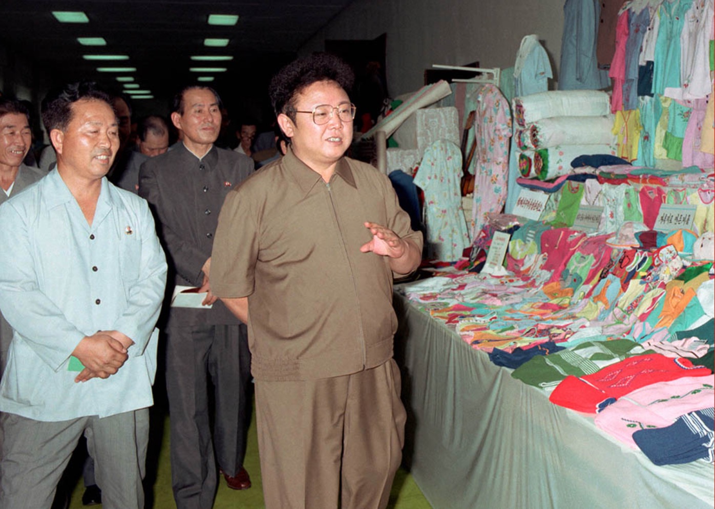 1984年8月,金正日參觀平壤市輕工業產品展示場。 1984年8月,金正日參觀平壤市輕工業產品展示場。