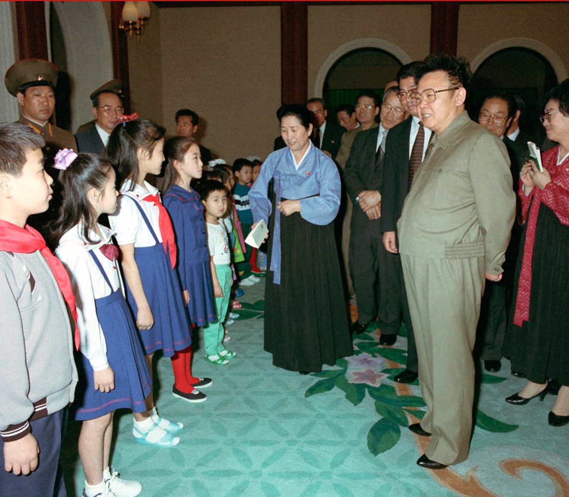 1992年4月,金正日察看將送給幼兒園兒童和學生的衣服。 1992年4月,金正日察看將送給幼兒園兒童和學生的衣服。