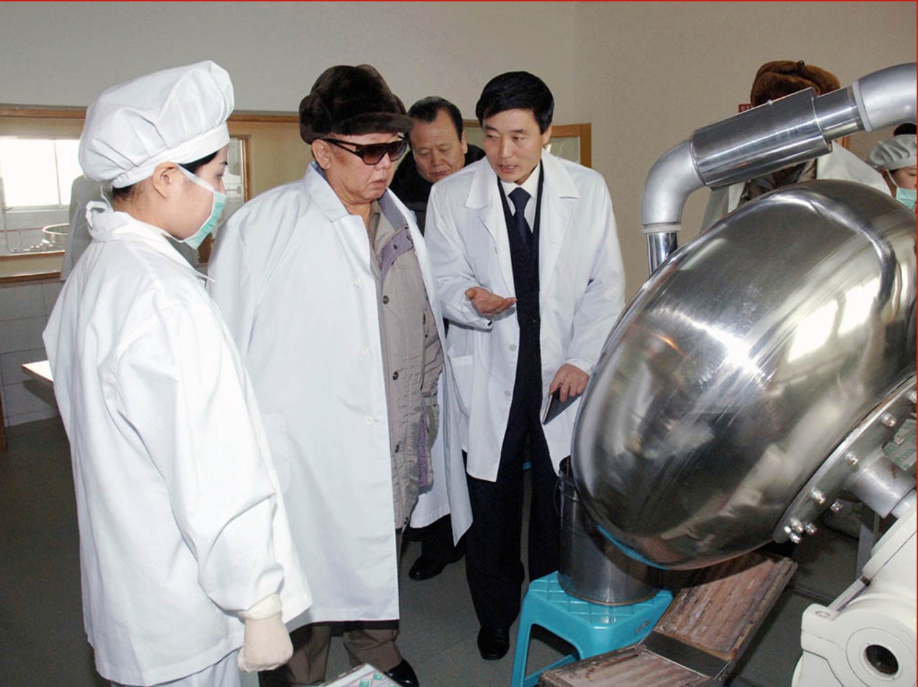 2006年2月,金正日視察江界高麗葯加工廠。 2006年2月,金正日視察江界高麗葯加工廠。