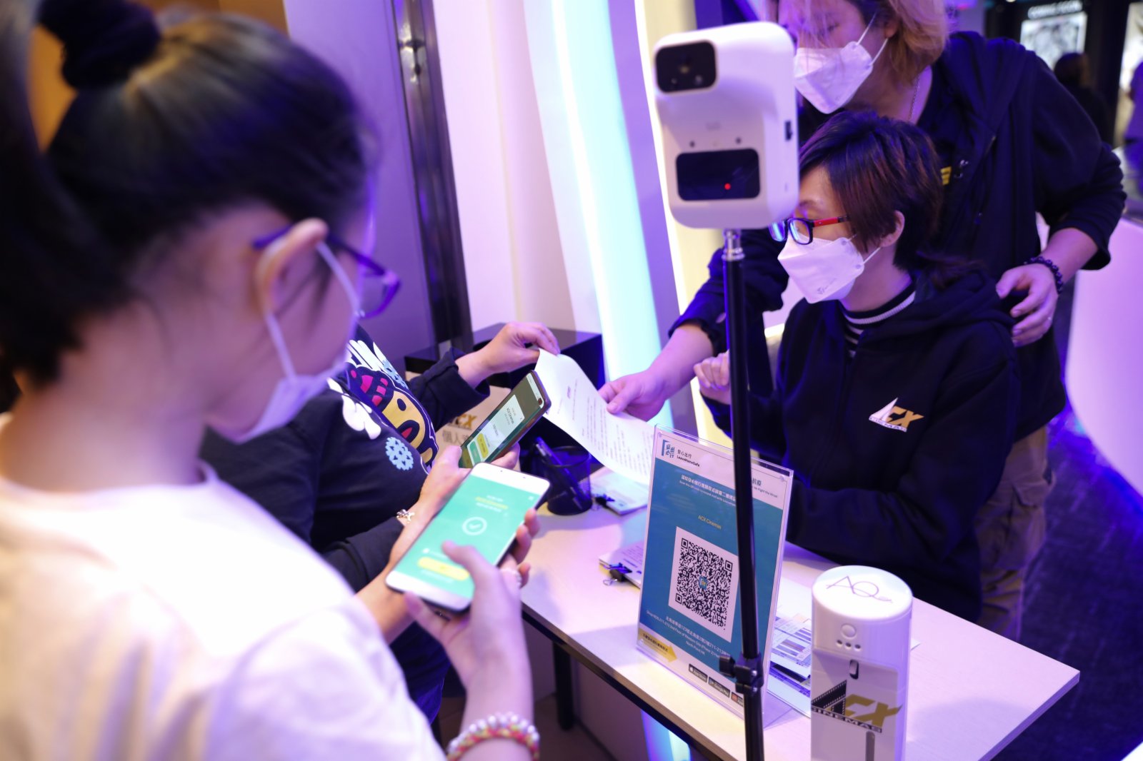 時隔多月戲院重開,市民陳小姐今日和女兒特地前往戲院買飛,想趁全面復課前和女兒看一場戲。她認為「安心出行」二維碼較手寫登記卡方便,「手寫卡片上也有紀錄個人資料,被人看到同樣也會洩露私隱,而『安心出行』app只是打開掃一下二維碼,也不用再另外登記資料,其實還挺方便的。」
(大公文匯全媒體記者 攝)
時隔多月戲院重開,市民陳小姐今日和女兒特地前往戲院買飛,想趁全面復課前和女兒看一場戲。她認為「安心出行」二維碼較手寫登記卡方便,「手寫卡片上也有紀錄個人資料,被人看到同樣也會洩露私隱,而『安心出行』app只是打開掃一下二維碼,也不用再另外登記資料,其實還挺方便的。」
(大公文匯全媒體記者 攝)