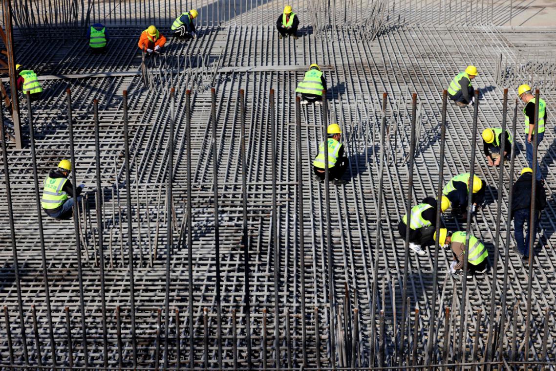 2月19日，在安徽省合肥市瑤海區南淝河初期雨水截留調蓄工程建設現場，工人們在緊張施工。(通訊員解琛 攝)