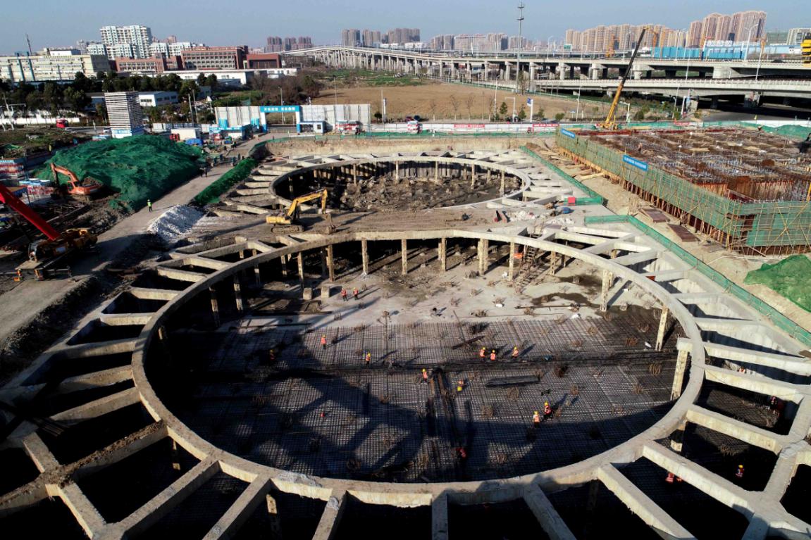 2月19日，在合肥市瑤海區南淝河初期雨水截留調蓄工程建設現場，工人們在緊張施工。(通訊員解琛 攝)