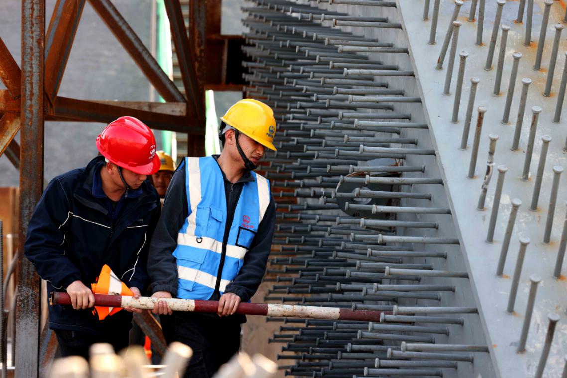 2月19日，在合肥市瑤海區廣德路跨南淝河橋工程建設現場，工人們在緊張施工。(通訊員周容羽 攝)