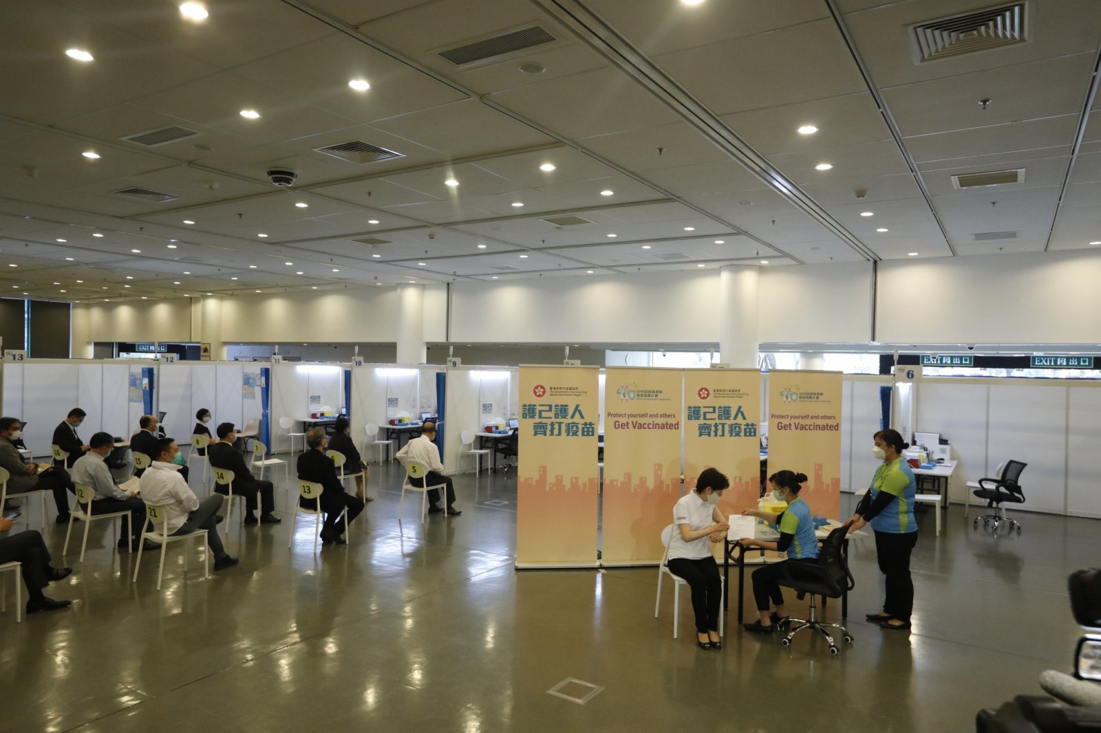 行政長官林鄭月娥2月22日下午2時30分,聯同多名司局長在設於香港中央圖書館展覽館的社區疫苗接種中心接種新冠疫苗。特首率先接種科興疫苗,其他司局長在後排座椅等待。財政司司長陳茂波和商經局局長邱騰華,均因公務未能參與今次接種,稍後會另行安排。
(大公文匯全媒體記者 攝)