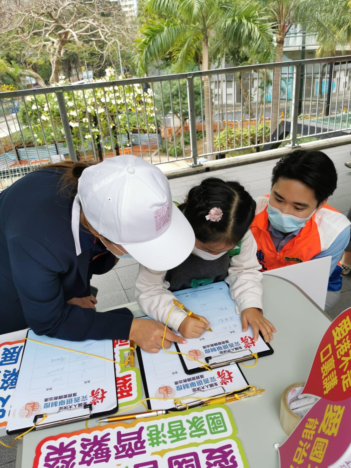 陳凱榮還提到，舉辦街站期間，也有一兩位市民叫囂說粗口，但很快就離開現場，與往年的態度相差甚遠。