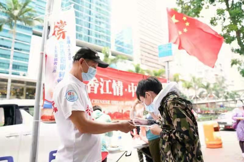 愛國市民團體「香江情·中國心」設街站宣傳全國人大完善選舉制度的決定。(大公文匯全媒體圖片) 愛國市民團體「香江情·中國心」設街站宣傳全國人大完善選舉制度的決定。(大公文匯全媒體圖片)