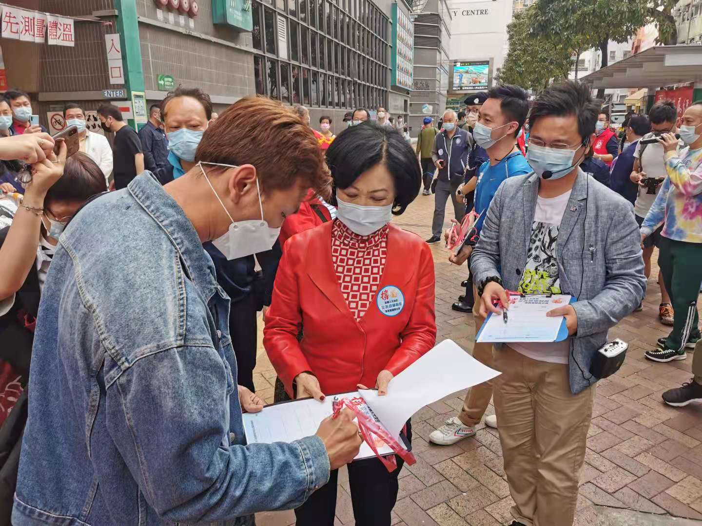 新民黨設街站,號召全港市民以聯署方式表達對全國人大決定的支持。(大公文匯全媒體記者攝) 新民黨設街站,號召全港市民以聯署方式表達對全國人大決定的支持。(大公文匯全媒體記者攝)