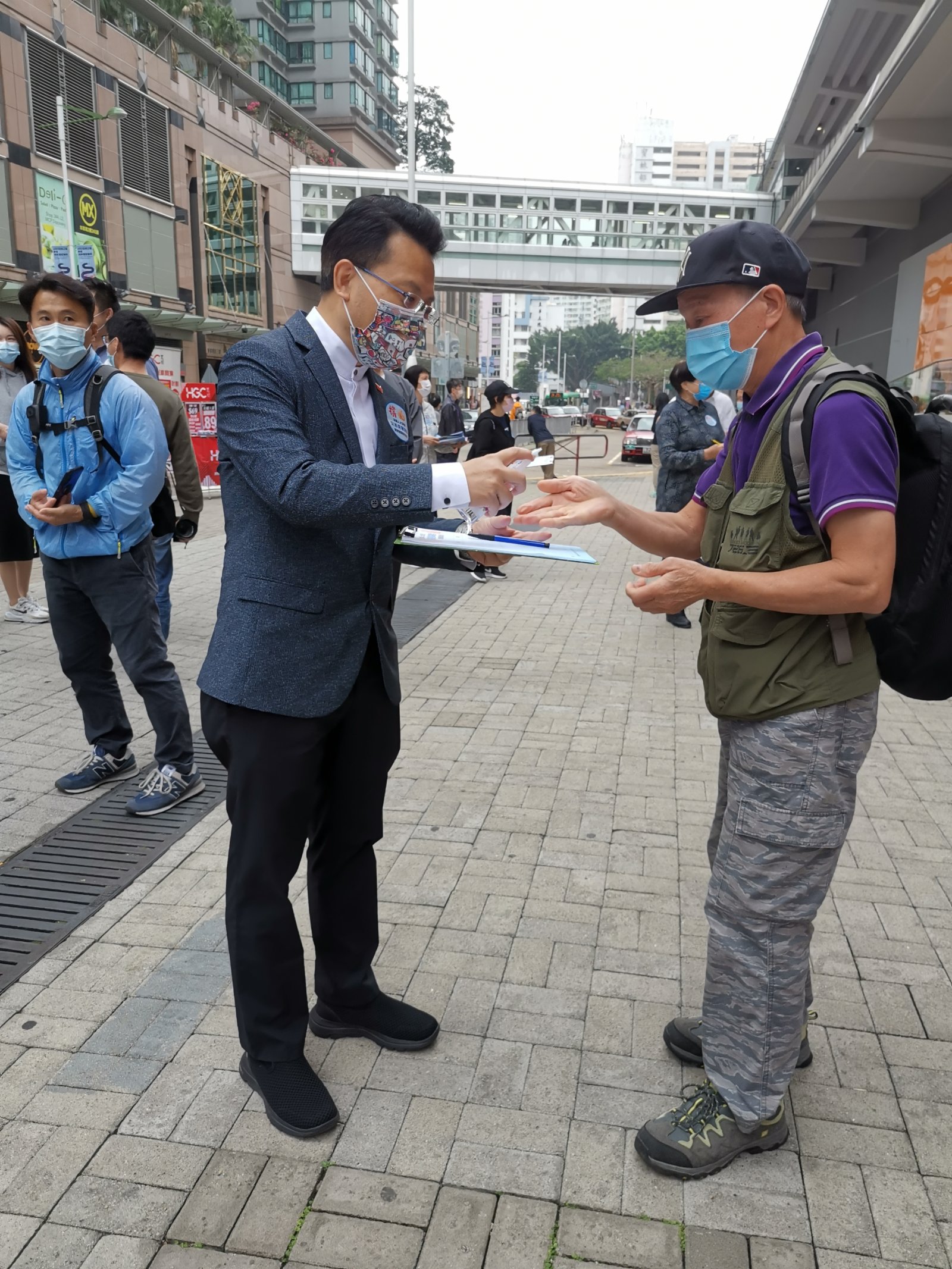全國人大日前表決通過關於完善香港選舉制度的決定，得到香港社會各界同聲支持與擁護。連日來，多個愛國愛港團體在全港各區擺設街站，收集市民支持人大決定的簽名。政府官員亦親力親為。食衞局局長陳肇始，創新及科技局局長薛永恆局長，及立法會議員葛珮帆，港區全國人大代表陳勇亦在街頭，呼籲市民簽名，全力支持全國人大有關決定。（大公文匯全媒體記者攝）