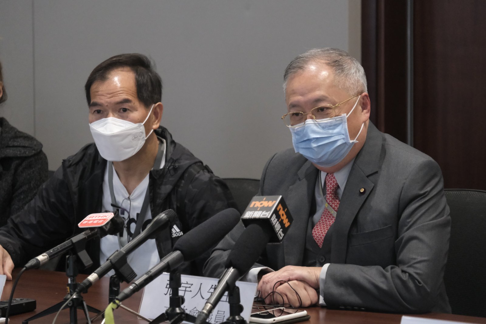 自由黨、飲食界立法會議員張宇人（右）在記者會上發言。（文匯報記者 陳大文 攝）