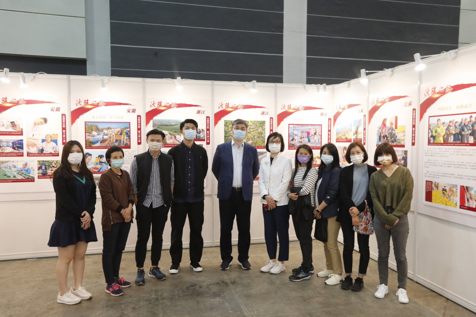由香港大公文匯傳媒集團主辦的「決勝之路——港澳同胞參與國家脫貧攻堅全面建成小康社會紀實」展覽,今日(24日)第二天在香港會展中心舉行,多間企業機構代表和市民前來參觀,不少人對國家在脫貧攻堅工作取得的成就深感振奮和自豪。中國電信、 中國移動、中國太平等多間企業香港員工今日中午先後到場參觀展覽。其間,大家認真聽取了展覽講解員的介紹,並觀看了展板內容。大公文匯全媒體記者 攝 由香港大公文匯傳媒集團主辦的「決勝之路——港澳同胞參與國家脫貧攻堅全面建成小康社會紀實」展覽,今日(24日)第二天在香港會展中心舉行,多間企業機構代表和市民前來參觀,不少人對國家在脫貧攻堅工作取得的成就深感振奮和自豪。中國電信、 中國移動、中國太平等多間企業香港員工今日中午先後到場參觀展覽。其間,大家認真聽取了展覽講解員的介紹,並觀看了展板內容。大公文匯全媒體記者 攝