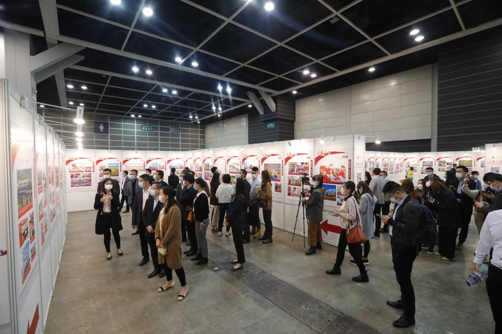由香港大公文匯傳媒集團主辦的「決勝之路——港澳同胞參與國家脫貧攻堅全面建成小康社會紀實」展覽,今日(24日)第二天在香港會展中心舉行,多間企業機構代表和市民前來參觀,不少人對國家在脫貧攻堅工作取得的成就深感振奮和自豪。中國電信、 中國移動、中國太平等多間企業香港員工今日中午先後到場參觀展覽。其間,大家認真聽取了展覽講解員的介紹,並觀看了展板內容。大公文匯全媒體記者 攝 由香港大公文匯傳媒集團主辦的「決勝之路——港澳同胞參與國家脫貧攻堅全面建成小康社會紀實」展覽,今日(24日)第二天在香港會展中心舉行,多間企業機構代表和市民前來參觀,不少人對國家在脫貧攻堅工作取得的成就深感振奮和自豪。中國電信、 中國移動、中國太平等多間企業香港員工今日中午先後到場參觀展覽。其間,大家認真聽取了展覽講解員的介紹,並觀看了展板內容。大公文匯全媒體記者 攝