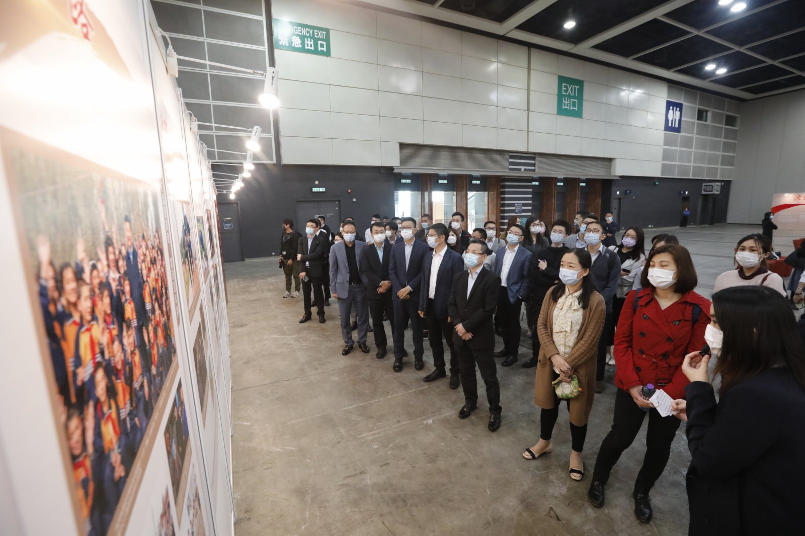 由香港大公文匯傳媒集團主辦的「決勝之路——港澳同胞參與國家脫貧攻堅全面建成小康社會紀實」展覽,今日(24日)第二天在香港會展中心舉行,多間企業機構代表和市民前來參觀,不少人對國家在脫貧攻堅工作取得的成就深感振奮和自豪。中國電信、 中國移動、中國太平等多間企業香港員工今日中午先後到場參觀展覽。其間,大家認真聽取了展覽講解員的介紹,並觀看了展板內容。大公文匯全媒體記者 攝 由香港大公文匯傳媒集團主辦的「決勝之路——港澳同胞參與國家脫貧攻堅全面建成小康社會紀實」展覽,今日(24日)第二天在香港會展中心舉行,多間企業機構代表和市民前來參觀,不少人對國家在脫貧攻堅工作取得的成就深感振奮和自豪。中國電信、 中國移動、中國太平等多間企業香港員工今日中午先後到場參觀展覽。其間,大家認真聽取了展覽講解員的介紹,並觀看了展板內容。大公文匯全媒體記者 攝
