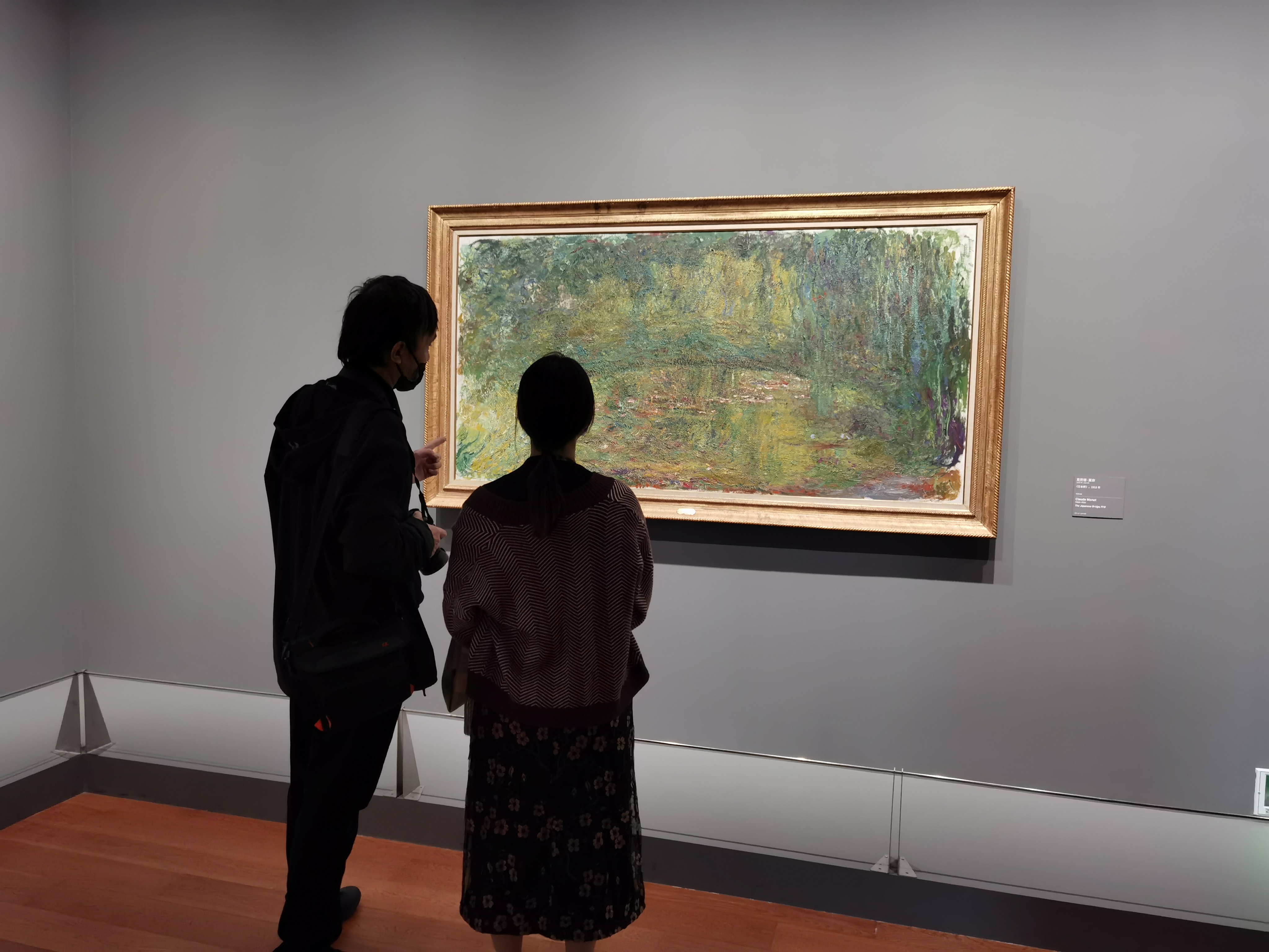 觀眾正在欣賞克勞德·莫奈的《日本橋》（張帆攝）