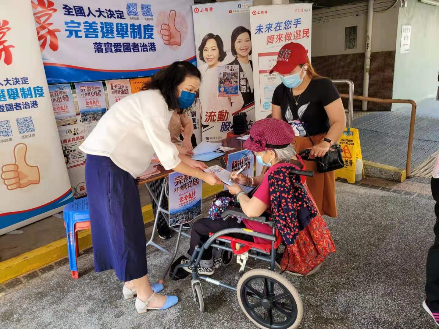 市民積極參與「撐完善香港選舉制度」簽名街站活動。（大公文匯全媒體記者攝）