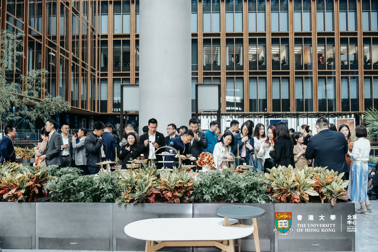 香港大學北京中心設在亞投行總部所在的亞洲金融大廈五層。香港大學校友在亞洲金融大廈綠色氛圍中親密交談。