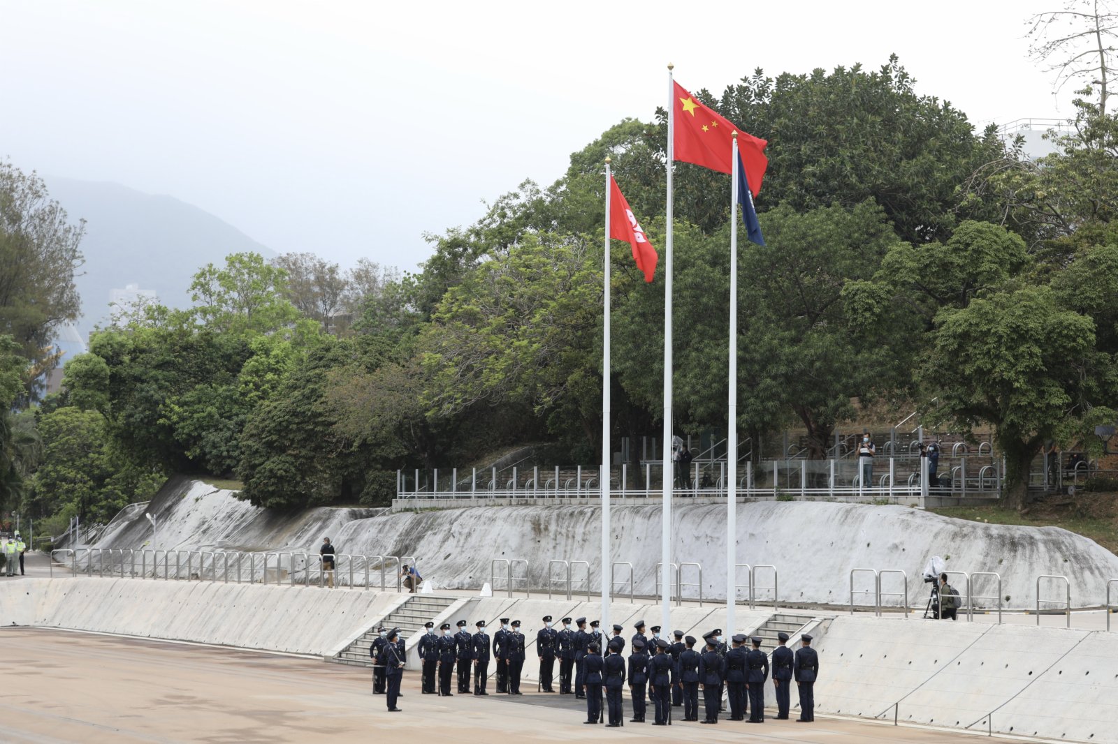 今日（15日）是「全民國家安全教育日」，香港警察學院舉行開放日活動，讓市民進一步了解國家安全的意義和警隊在維護國家安全方面的工作。上午9時15分開始，逾千名市民紛紛入場就坐，警隊舉行升國旗儀式及奏國歌。隨後，警察樂隊還進行了精彩的表演，市民掌聲陣陣。（大公文匯全媒體記者李斯哲攝）