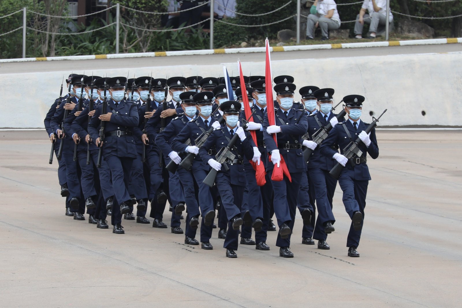 今日（15日）是「全民國家安全教育日」，香港警察學院舉行開放日活動，讓市民進一步了解國家安全的意義和警隊在維護國家安全方面的工作。上午9時15分開始，逾千名市民紛紛入場就坐，警隊舉行升國旗儀式及奏國歌。隨後，警察樂隊還進行了精彩的表演，市民掌聲陣陣。（大公文匯全媒體記者李斯哲攝）