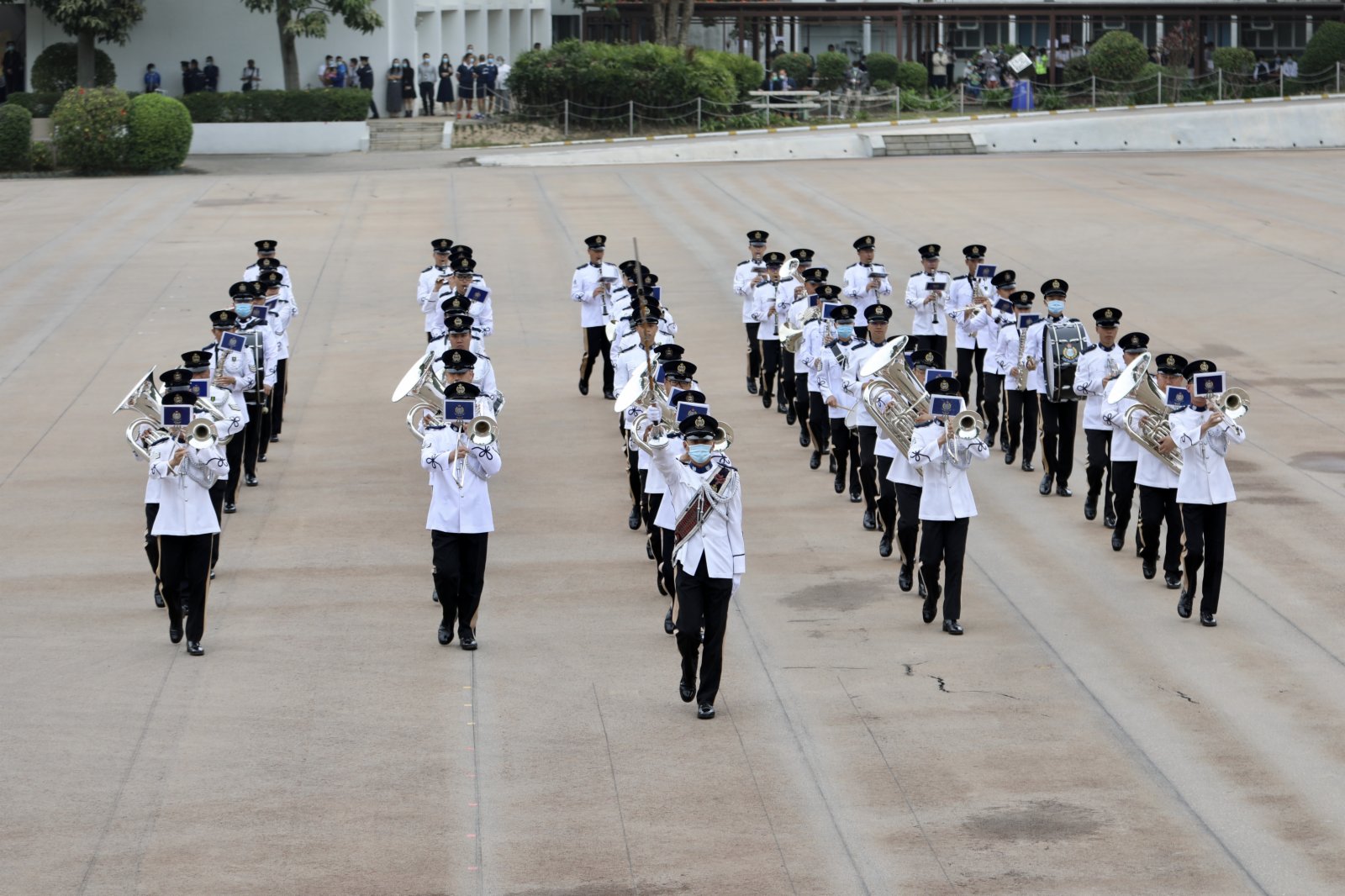 今日（15日）是「全民國家安全教育日」，香港警察學院舉行開放日活動，讓市民進一步了解國家安全的意義和警隊在維護國家安全方面的工作。上午9時15分開始，逾千名市民紛紛入場就坐，警隊舉行升國旗儀式及奏國歌。隨後，警察樂隊還進行了精彩的表演，市民掌聲陣陣。（大公文匯全媒體記者李斯哲攝）