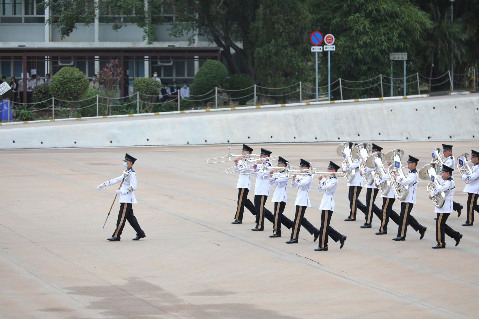 今日（15日）是「全民國家安全教育日」，香港警察學院舉行開放日活動，讓市民進一步了解國家安全的意義和警隊在維護國家安全方面的工作。上午9時15分開始，逾千名市民紛紛入場就坐，警隊舉行升國旗儀式及奏國歌。隨後，警察樂隊還進行了精彩的表演，市民掌聲陣陣。（大公文匯全媒體記者李斯哲攝）
