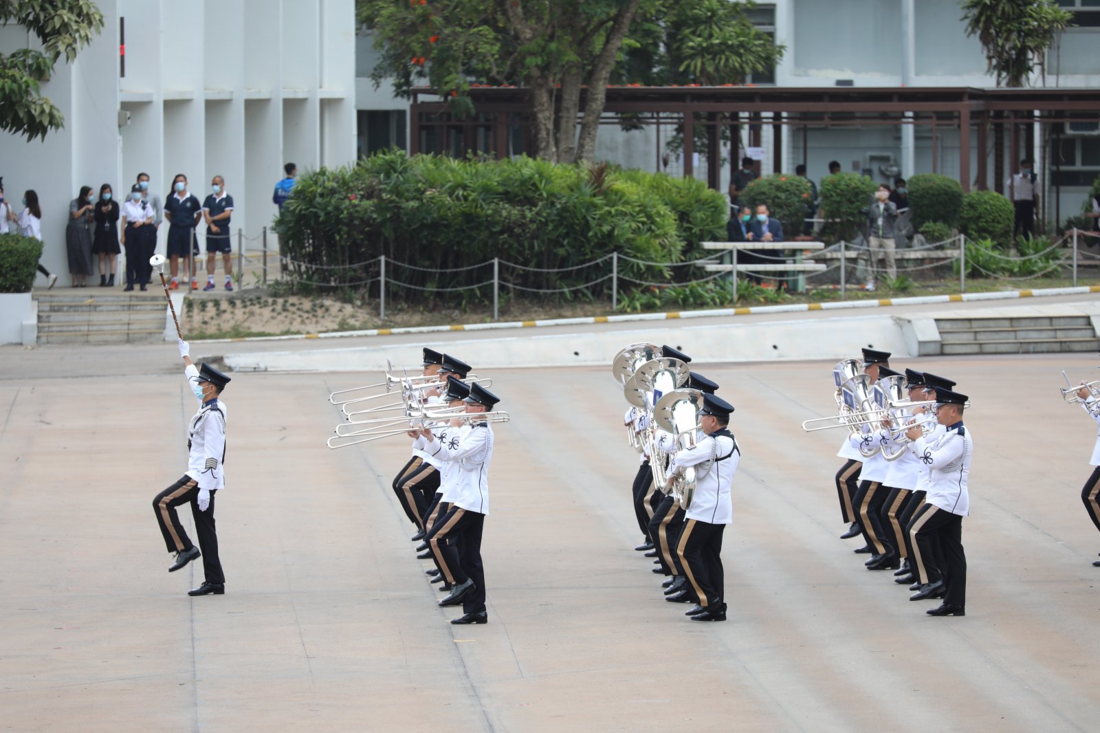 今日（15日）是「全民國家安全教育日」，香港警察學院舉行開放日活動，讓市民進一步了解國家安全的意義和警隊在維護國家安全方面的工作。上午9時15分開始，逾千名市民紛紛入場就坐，警隊舉行升國旗儀式及奏國歌。隨後，警察樂隊還進行了精彩的表演，市民掌聲陣陣。（大公文匯全媒體記者李斯哲攝）