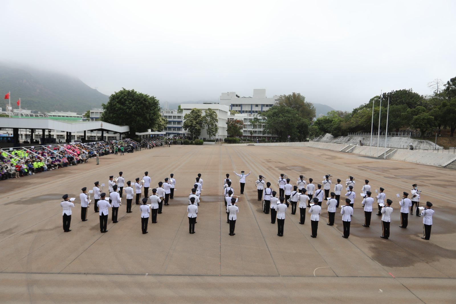 今日（15日）是「全民國家安全教育日」，香港警察學院舉行開放日活動，讓市民進一步了解國家安全的意義和警隊在維護國家安全方面的工作。上午9時15分開始，逾千名市民紛紛入場就坐，警隊舉行升國旗儀式及奏國歌。隨後，警察樂隊還進行了精彩的表演，市民掌聲陣陣。（大公文匯全媒體記者李斯哲攝）