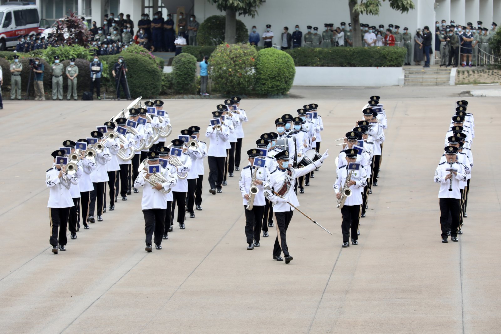 今日（15日）是「全民國家安全教育日」，香港警察學院舉行開放日活動，讓市民進一步了解國家安全的意義和警隊在維護國家安全方面的工作。上午9時15分開始，逾千名市民紛紛入場就坐，警隊舉行升國旗儀式及奏國歌。隨後，警察樂隊還進行了精彩的表演，市民掌聲陣陣。（大公文匯全媒體記者李斯哲攝）
