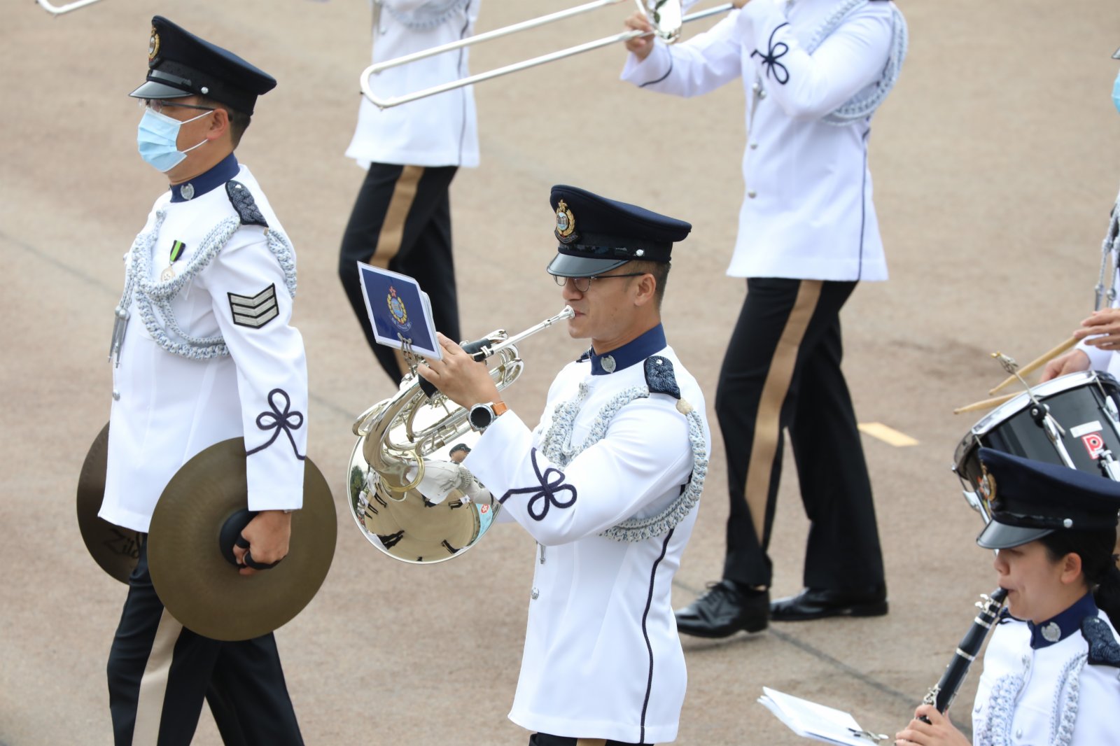 今日（15日）是「全民國家安全教育日」，香港警察學院舉行開放日活動，讓市民進一步了解國家安全的意義和警隊在維護國家安全方面的工作。上午9時15分開始，逾千名市民紛紛入場就坐，警隊舉行升國旗儀式及奏國歌。隨後，警察樂隊還進行了精彩的表演，市民掌聲陣陣。（大公文匯全媒體記者李斯哲攝）