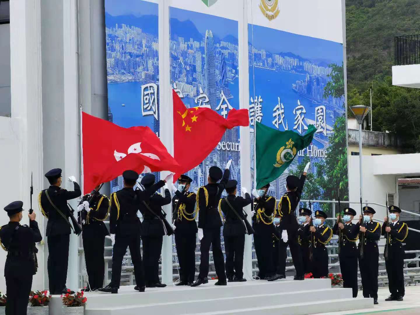 今日（15日）是我國第六個「全民國家安全教育日」，亦是香港國安法實施後的首個「全民國家安全教育日」。香港海關學院今日舉辦開放日活動，包括專業步操表演、學院導覽、海關搜查犬示範、專業裝備展示、參觀專業發展訓練大樓和室外靶場和虛擬實境體驗等。（大公文匯全媒體記者馮沛賢攝）