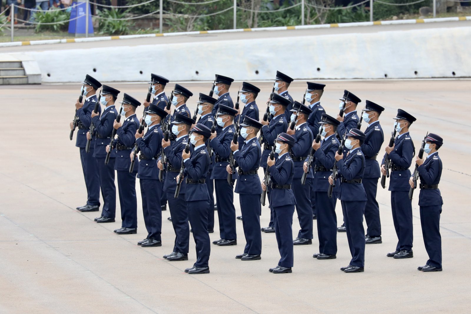 上午10時許，警隊舉行升國旗儀式及奏國歌，隨後警隊首次表演中式步操，不僅展現出警隊對紀律的重視，更表現出警隊的專業、威武和自信。今年2月，駐港部隊曾到黃竹坑警察學院親授中式步操，是香港步操發展的重要一步。此次表演不僅有中式步操元素，還具有香港本地特色，市民看完紛紛鼓掌，讚歎警隊好樣的。（大公文匯全媒體記者李斯哲攝）