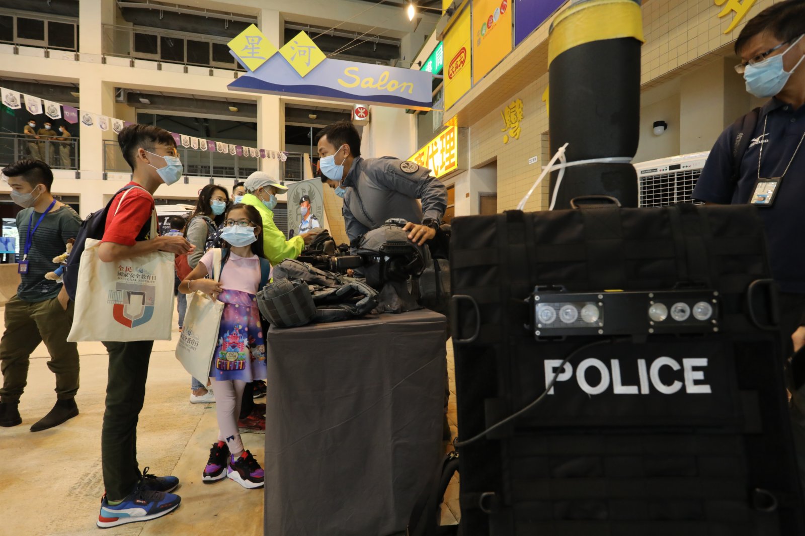 今日（15日）是「全民國家安全教育日」，香港警察學院舉行開放日活動。在進行過一系列精彩表演後，市民前往學院內的展覽區，觀看爆炸品處理課裝備、水警小艇隊裝備、裝甲車等，體驗虛擬實境。此外，警犬還帶來精彩的表演，各種神奇的裝備和精彩的表演，令市民直呼「大開眼界」。（大公文匯全媒體記者李斯哲攝）