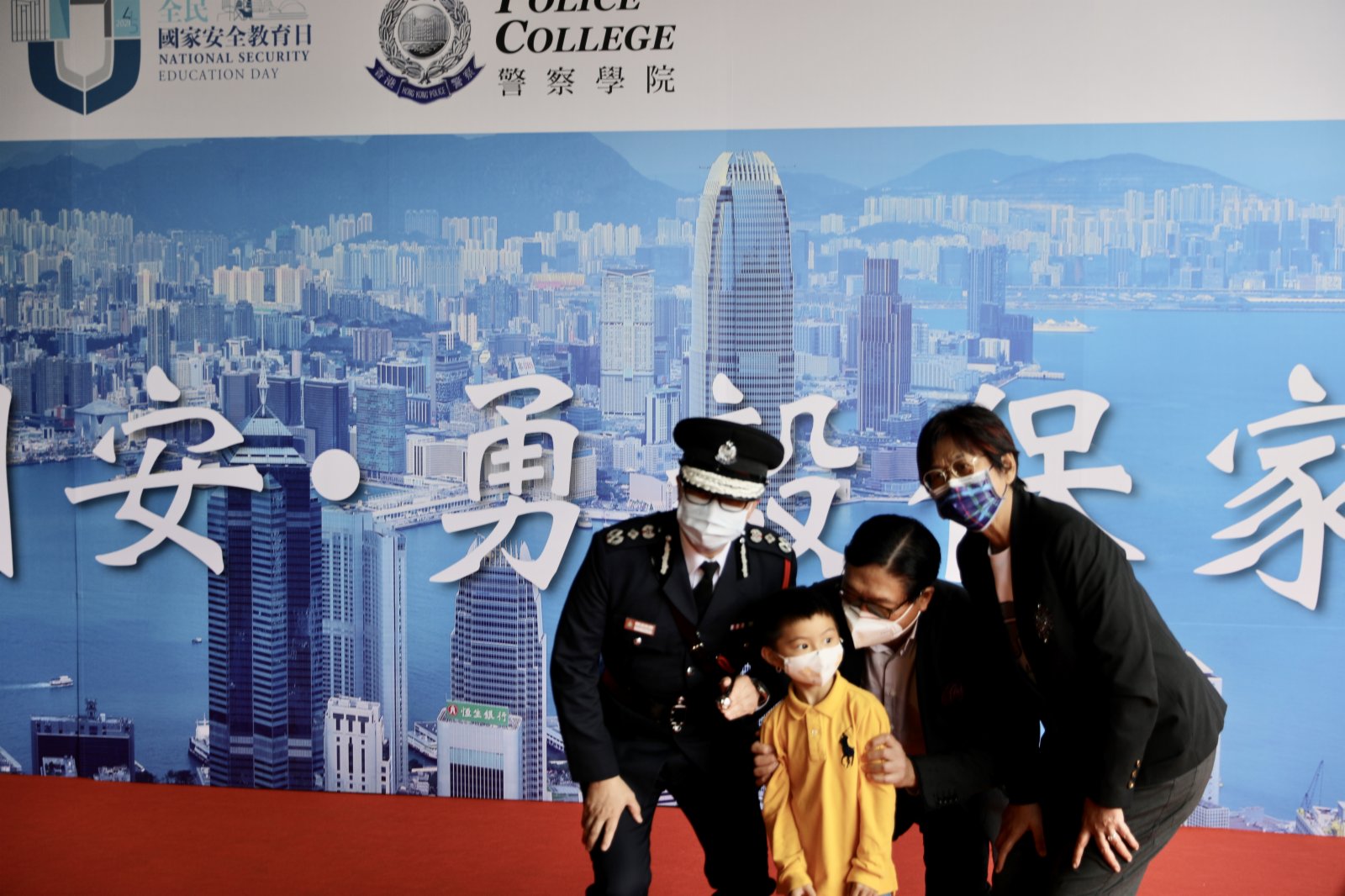 今日（15日）是實施香港國安法後第一個「全民國家安全教育日」，警察學院舉行開放日活動。警務處處長鄧炳強下午到警察學院觀看步操，又與在場市民拍照及交流，試玩國安法問答遊戲，並參觀國安法展覽。

據悉，警察學院開放日的展示項目包括專業步操表演、警察樂隊演奏、反恐演練、國家安全教育展覽、網絡安全展、特別用途車輛及裝甲車輛展示、爆炸品處理組及鐵路應變部隊與水警前線人員裝備展示及分享、衝鋒隊路障及裝備展示、虛擬實境體驗、警犬互動等。